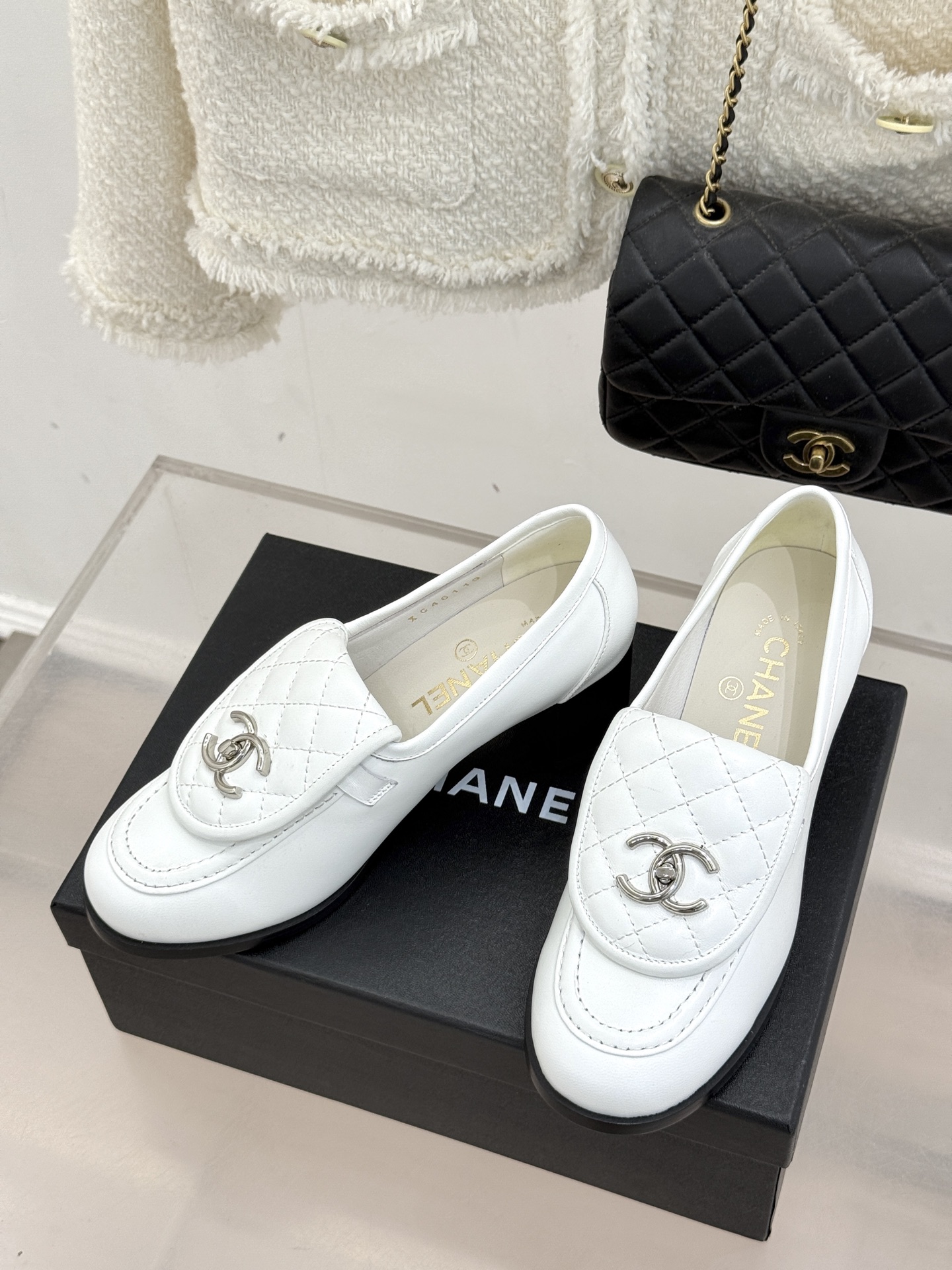 CHANE*｜小香经典双C书包扣翻盖高跟乐福鞋 香小香将百年底蕴注入乐福鞋型经典翻盖设计暗藏巧思标志性双