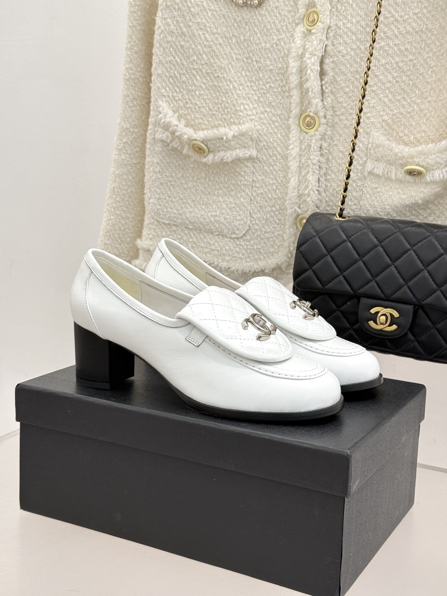 CHANE*｜小香经典双C书包扣翻盖高跟乐福鞋 香小香将百年底蕴注入乐福鞋型经典翻盖设计暗藏巧思标志性双