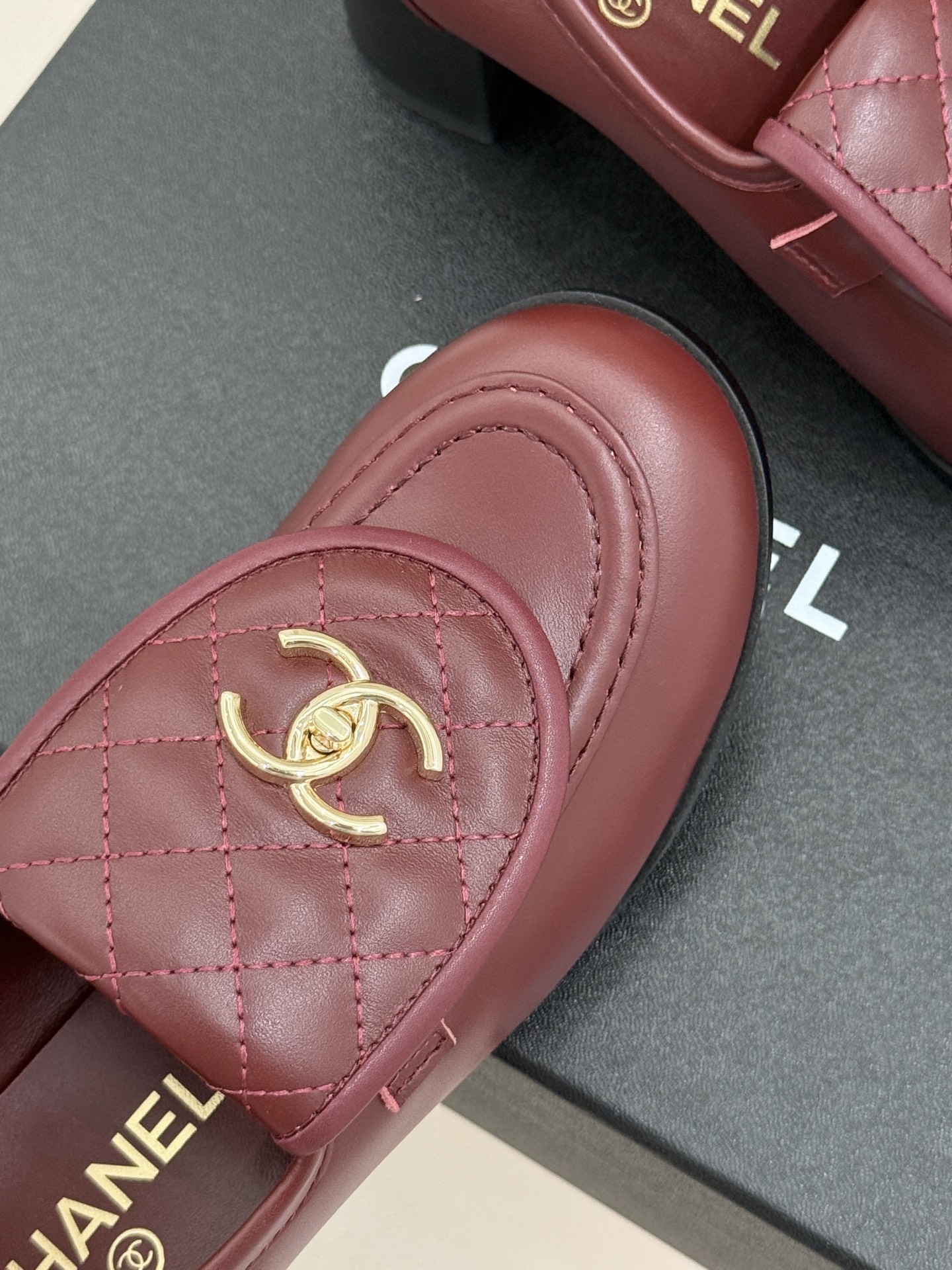 CHANE*｜小香经典双C书包扣翻盖高跟乐福鞋 香小香将百年底蕴注入乐福鞋型经典翻盖设计暗藏巧思标志性双