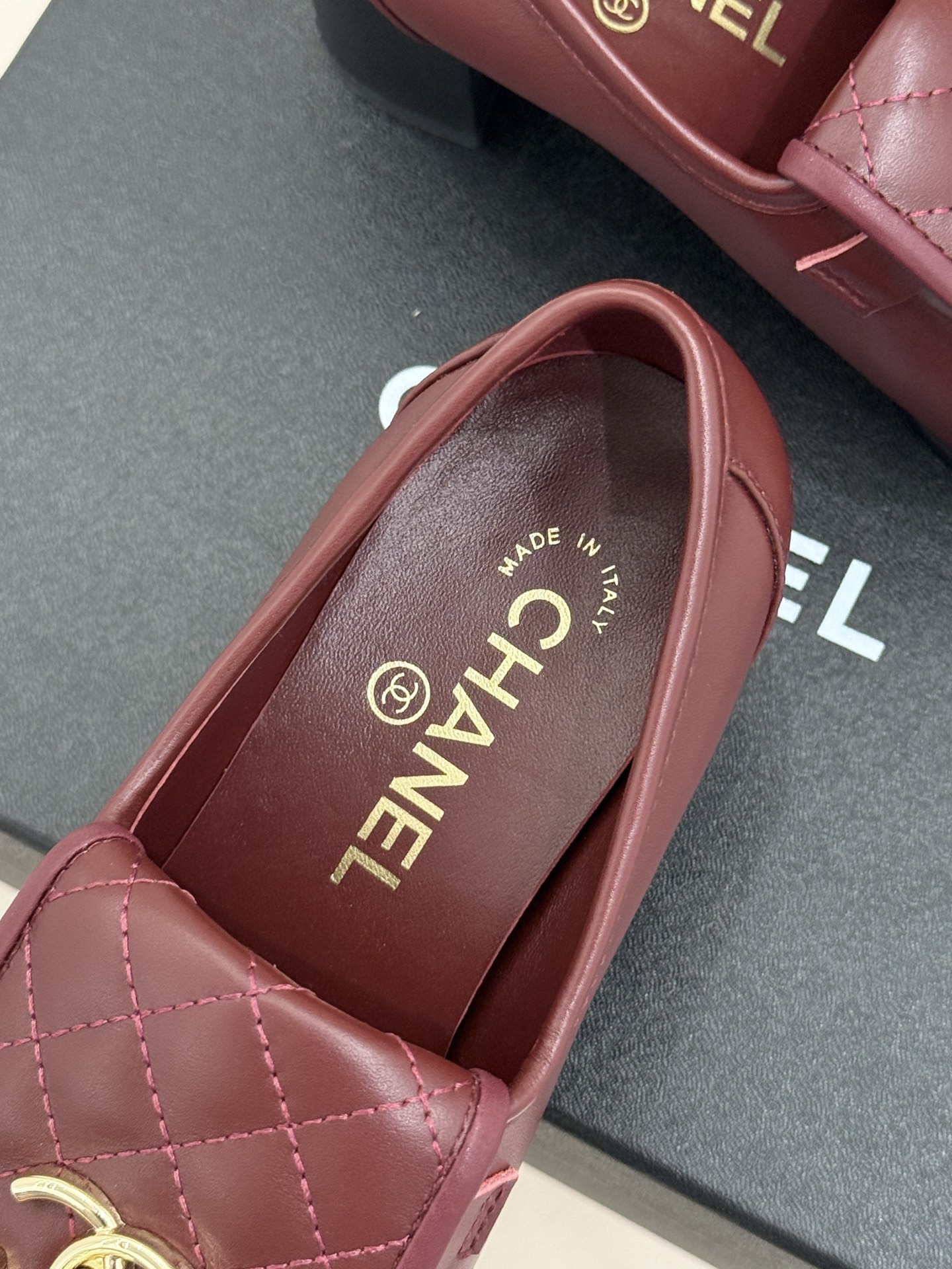 CHANE*｜小香经典双C书包扣翻盖高跟乐福鞋 香小香将百年底蕴注入乐福鞋型经典翻盖设计暗藏巧思标志性双