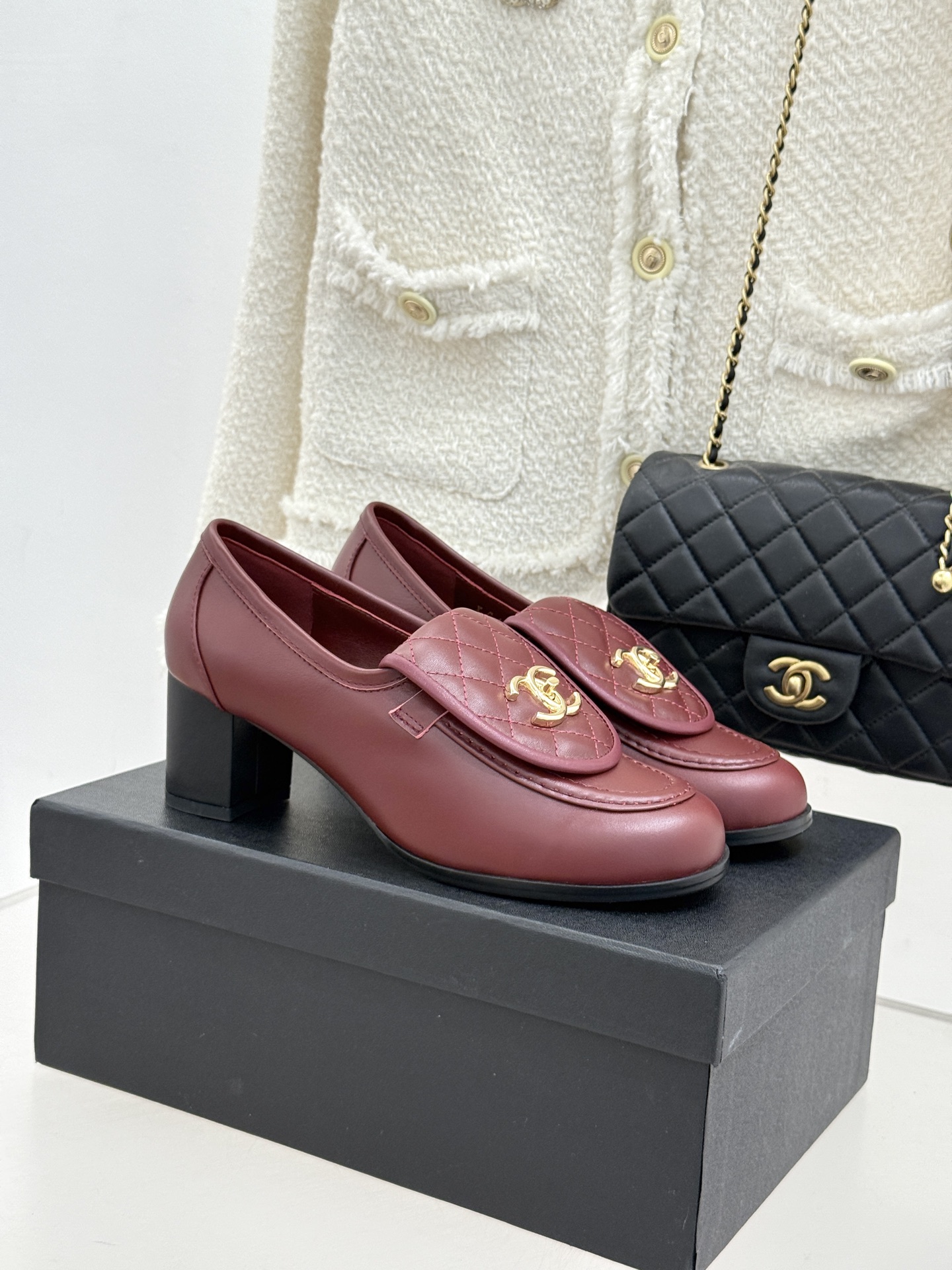 NO:726376,CHANE*｜Xiaoxiang’s classic double C school bag buckle flip high-heeled loafers Xiang Xiaoxiang injects century-old heritage into the loafer shoe shape. The classic flip design hides ingenuity. The iconic double C school bag buckle is highlighted with retro metallic luster. The diamond quilted upper echoes the brand genes. The 6 thick high heels combine aura and stability, and bring a calm rhythm when walking. The almond toe modifies the foot shape to be more delicate.  Handmade binding and German yarn stitching demonstrate craftsmanship. Whether paired with a tweed suit to demonstrate workplace elegance or a floral skirt for French romance, it can be seamlessly adapted to a variety of scenes, allowing every step to strike a balance between classic and modern. The upper is made of top-grade calfskin, and the lining is silk sheepskin. It is super comfortable. The Italian imported cowhide outsole is size 35-39 (customized for 40/41).  No. 9122016117,loafers,chanel,loafers,high heels,skirts,cowhide,sheepskin19860909CHANE*｜小香经典双C书包扣翻盖 高跟乐福鞋 香小香将百年底蕴注入乐福鞋型 经典翻盖设计暗藏巧思 标志性双C书包扣以复古金属光泽点睛 与菱格绗缝鞋面呼应品牌基因 6粗高跟兼顾气场与稳度 行走间自带从容韵律. 杏仁鞋头修饰脚型更显秀气 手工包边与德国纱线缝线彰显匠艺. 无论是搭配斜纹软呢套装演绎职场优雅 还是与碎花裙碰撞法式浪漫 皆能无缝适配多元场景 让每一步都踏在经典与摩登的平衡点上. 鞋面采用顶级小牛皮 内里丝绸羊皮 超级舒服 意大利进口牛皮大底 size35-39（40/41定制） 编号9122016117,乐福鞋高跟鞋,chanel,loafers,high heels,skirts,cowhide,sheepskin,Women's Shoes