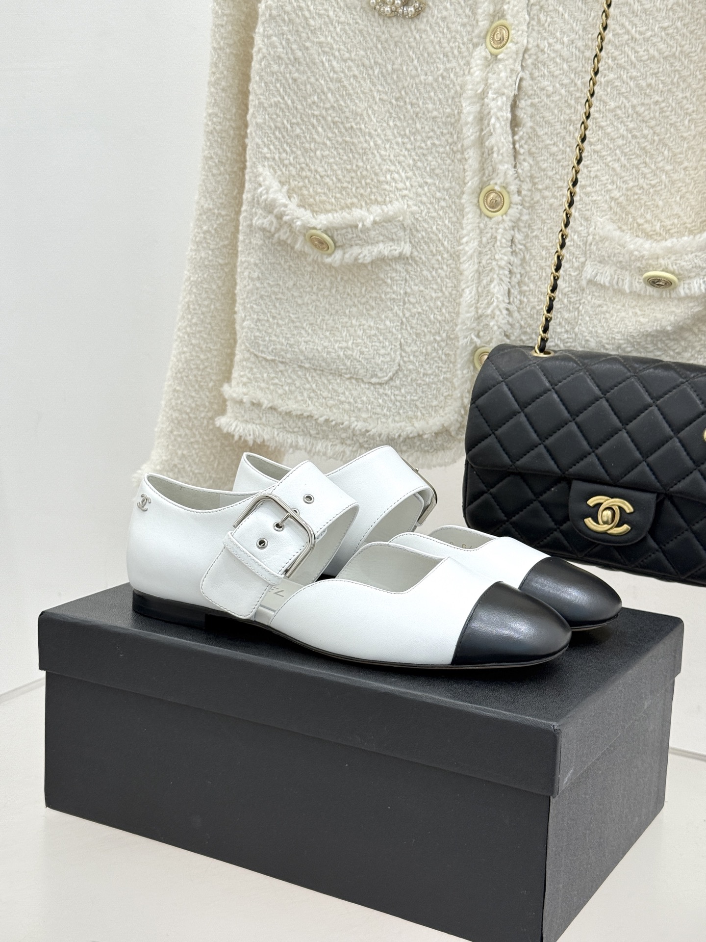 CHANE*｜小香 26P拼色皮带扣平底玛丽珍鞋小香26P早春焕新经典玛丽珍拼色设计碰撞出法式巧思利落高