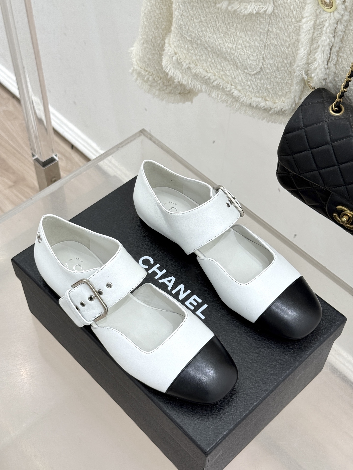 CHANE*｜小香 26P拼色皮带扣平底玛丽珍鞋小香26P早春焕新经典玛丽珍拼色设计碰撞出法式巧思利落高