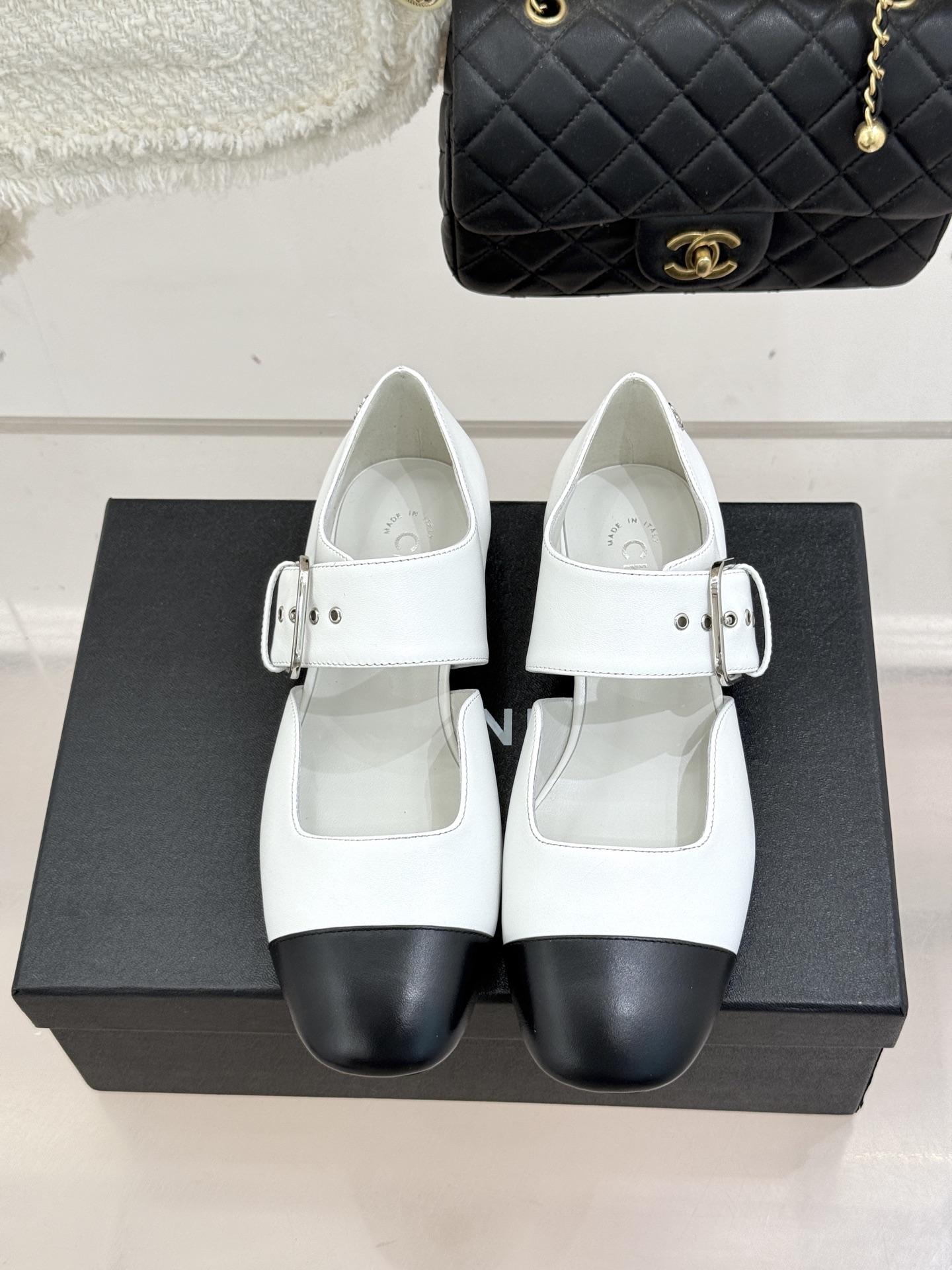 CHANE*｜小香 26P拼色皮带扣平底玛丽珍鞋小香26P早春焕新经典玛丽珍拼色设计碰撞出法式巧思利落高