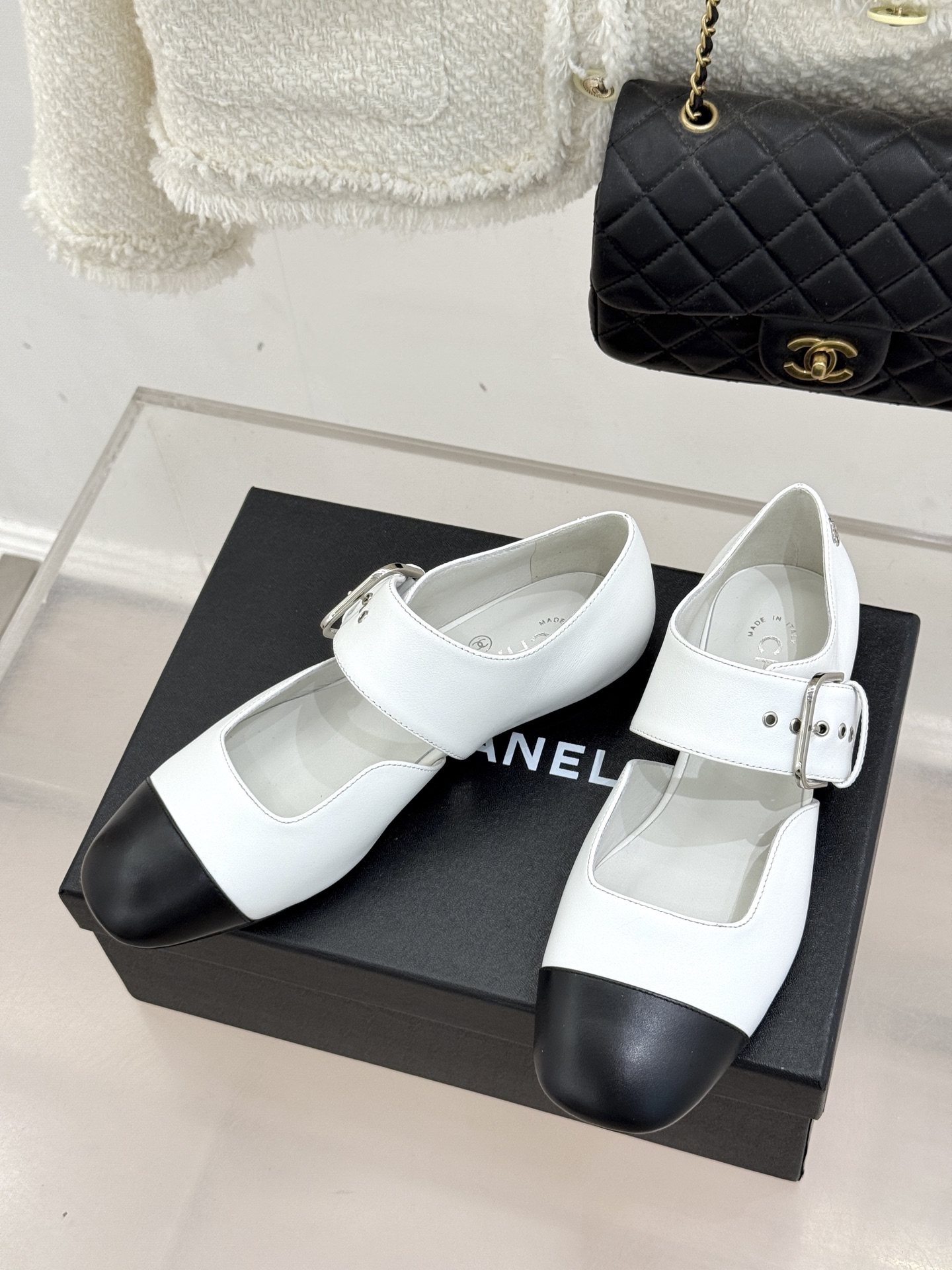 CHANE*｜小香 26P拼色皮带扣平底玛丽珍鞋小香26P早春焕新经典玛丽珍拼色设计碰撞出法式巧思利落高