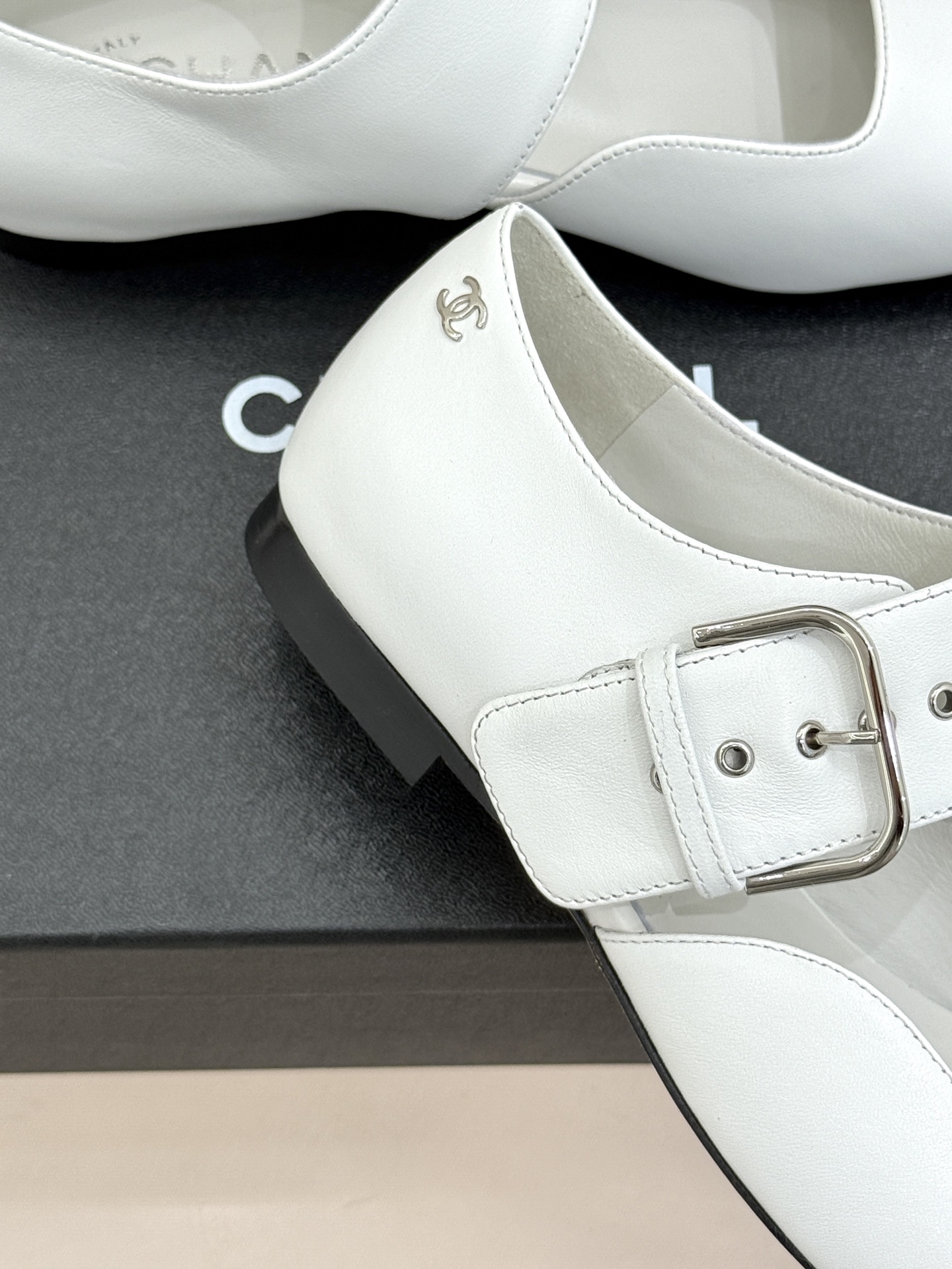 CHANE*｜小香 26P拼色皮带扣平底玛丽珍鞋小香26P早春焕新经典玛丽珍拼色设计碰撞出法式巧思利落高