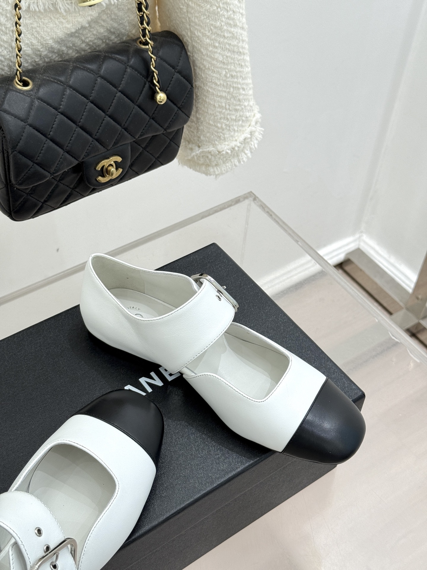 CHANE*｜小香 26P拼色皮带扣平底玛丽珍鞋小香26P早春焕新经典玛丽珍拼色设计碰撞出法式巧思利落高