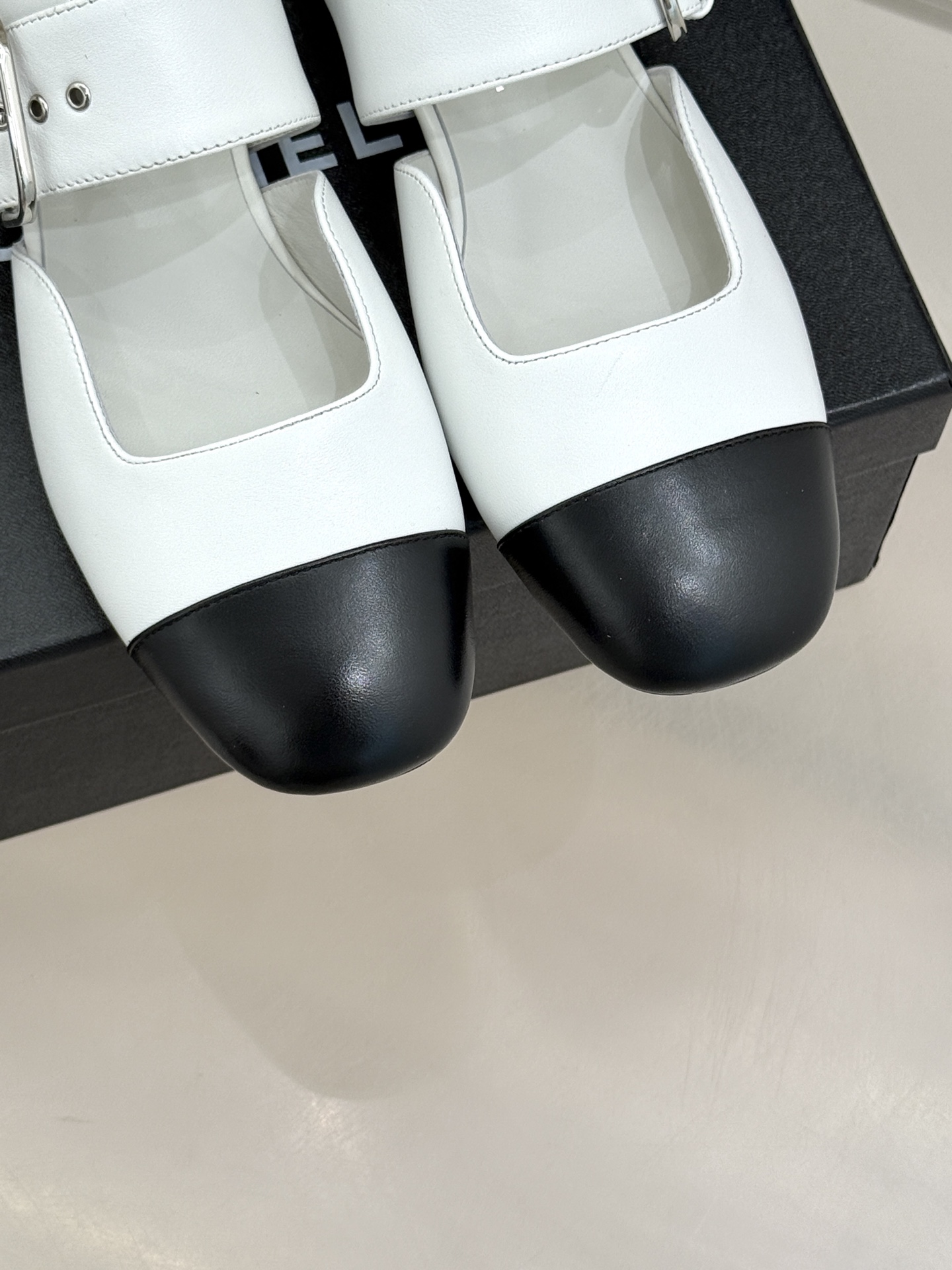 CHANE*｜小香 26P拼色皮带扣平底玛丽珍鞋小香26P早春焕新经典玛丽珍拼色设计碰撞出法式巧思利落高