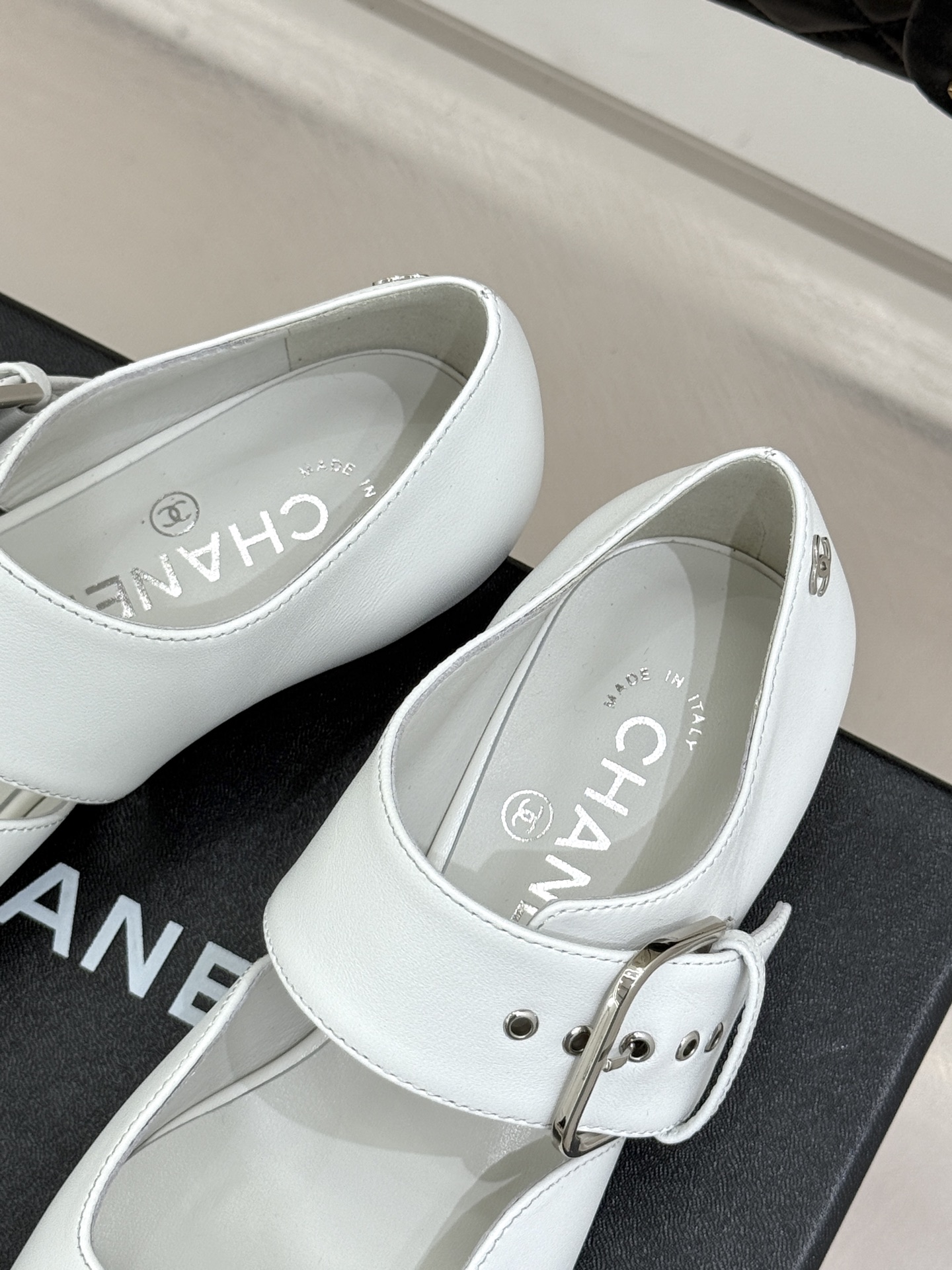 CHANE*｜小香 26P拼色皮带扣平底玛丽珍鞋小香26P早春焕新经典玛丽珍拼色设计碰撞出法式巧思利落高