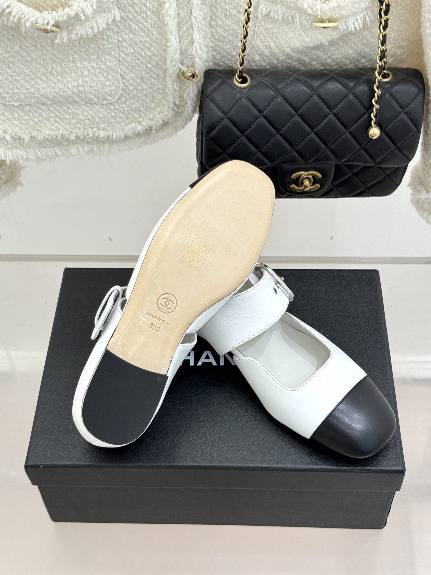 CHANE*｜小香 26P拼色皮带扣平底玛丽珍鞋小香26P早春焕新经典玛丽珍拼色设计碰撞出法式巧思利落高