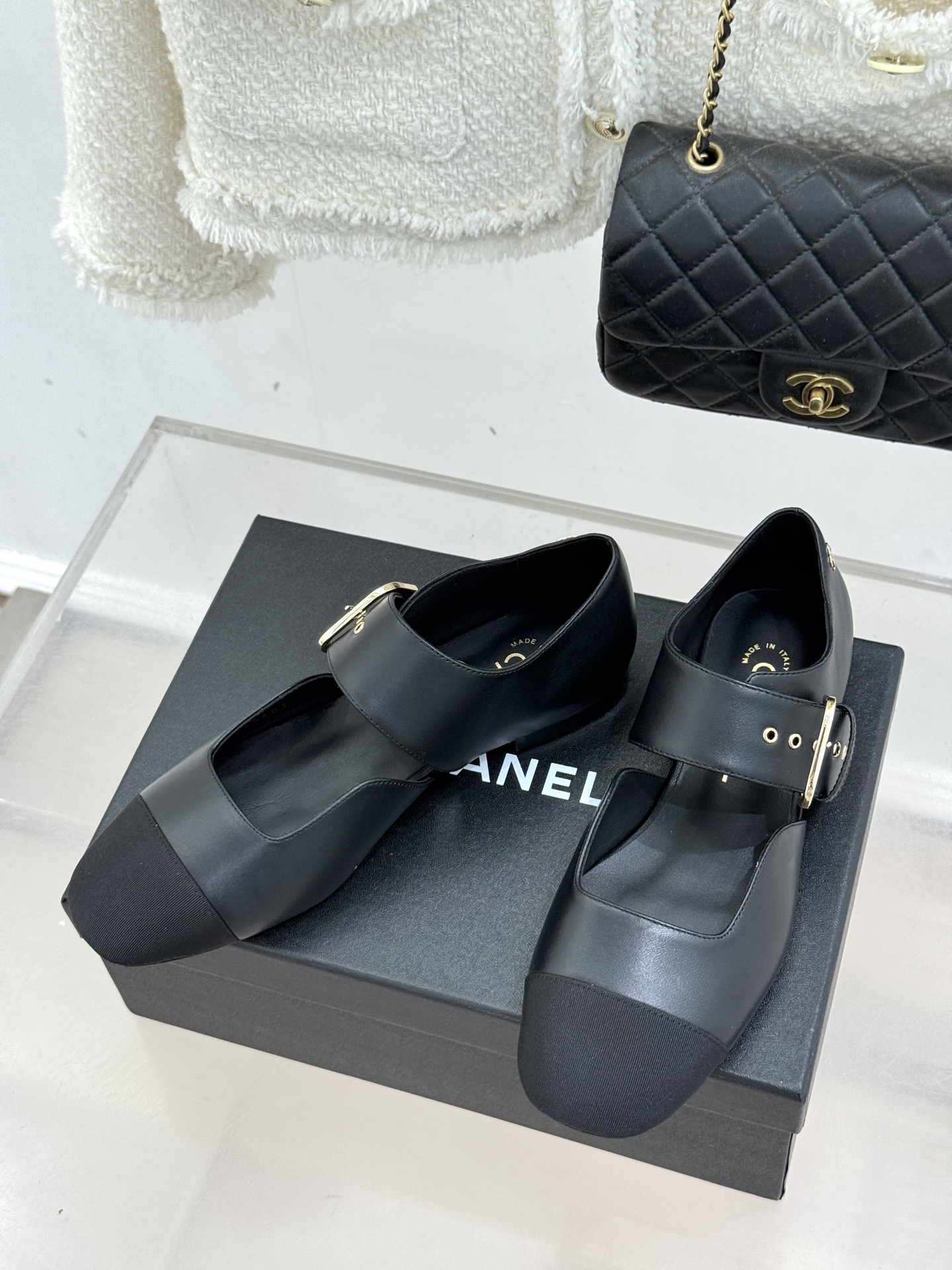 CHANE*｜小香 26P拼色皮带扣平底玛丽珍鞋小香26P早春焕新经典玛丽珍拼色设计碰撞出法式巧思利落高