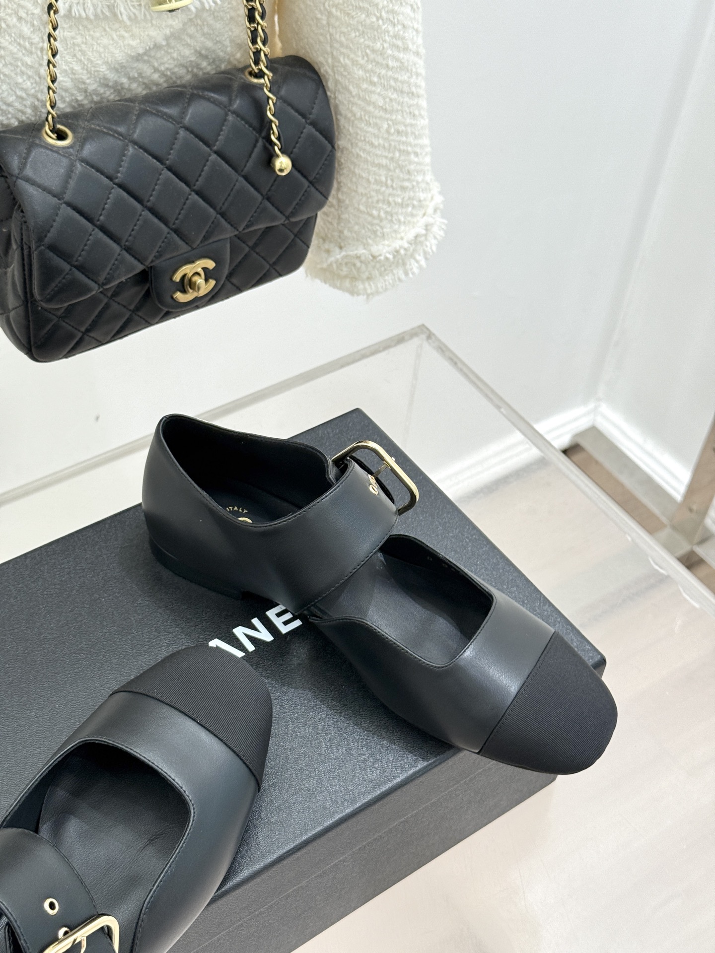 CHANE*｜小香 26P拼色皮带扣平底玛丽珍鞋小香26P早春焕新经典玛丽珍拼色设计碰撞出法式巧思利落高