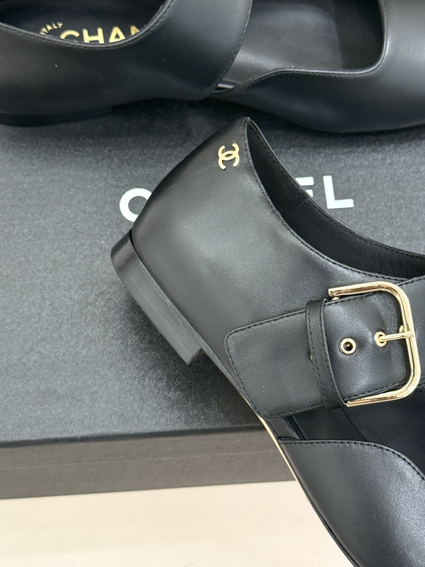 CHANE*｜小香 26P拼色皮带扣平底玛丽珍鞋小香26P早春焕新经典玛丽珍拼色设计碰撞出法式巧思利落高