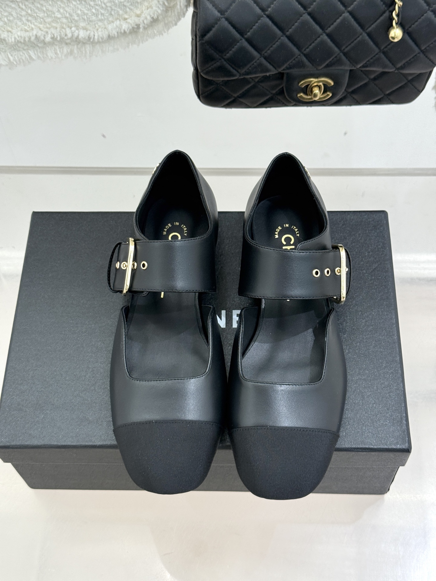 CHANE*｜小香 26P拼色皮带扣平底玛丽珍鞋小香26P早春焕新经典玛丽珍拼色设计碰撞出法式巧思利落高