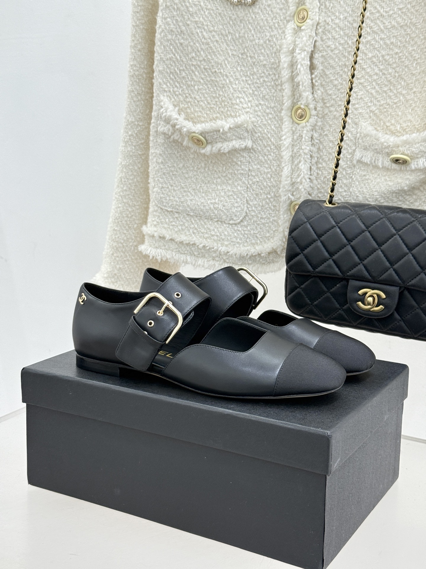 CHANE*｜小香 26P拼色皮带扣平底玛丽珍鞋小香26P早春焕新经典玛丽珍拼色设计碰撞出法式巧思利落高