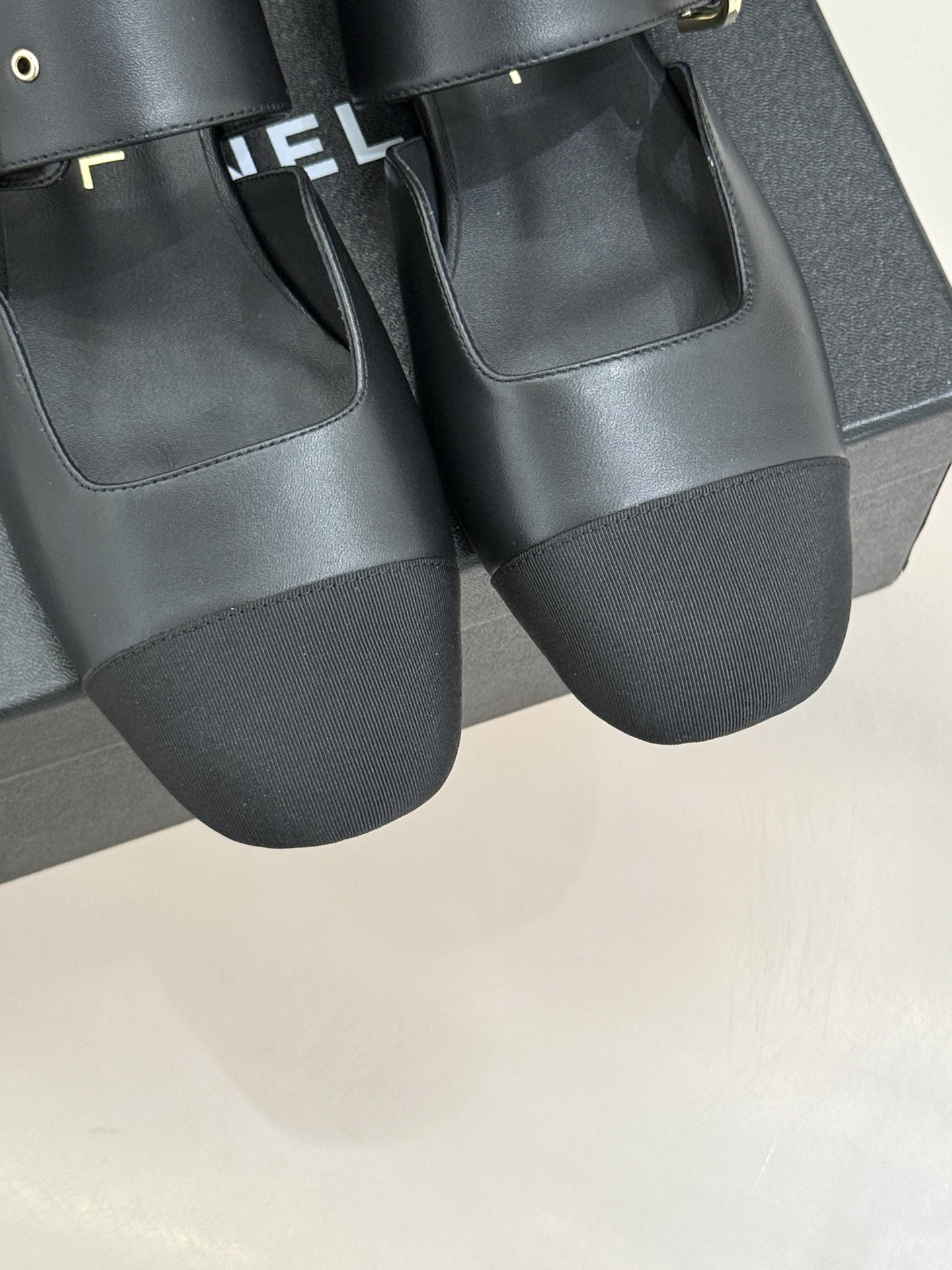 CHANE*｜小香 26P拼色皮带扣平底玛丽珍鞋小香26P早春焕新经典玛丽珍拼色设计碰撞出法式巧思利落高