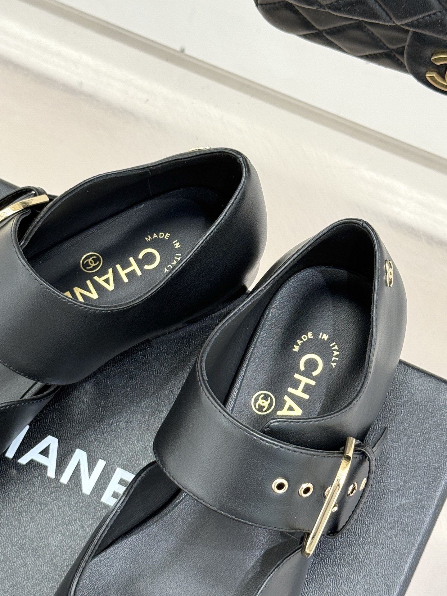 CHANE*｜小香 26P拼色皮带扣平底玛丽珍鞋小香26P早春焕新经典玛丽珍拼色设计碰撞出法式巧思利落高