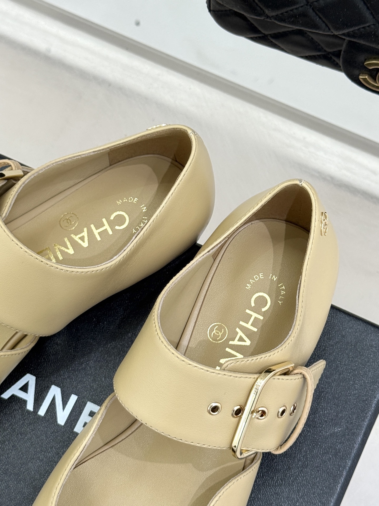 CHANE*｜小香 26P拼色皮带扣平底玛丽珍鞋小香26P早春焕新经典玛丽珍拼色设计碰撞出法式巧思利落高