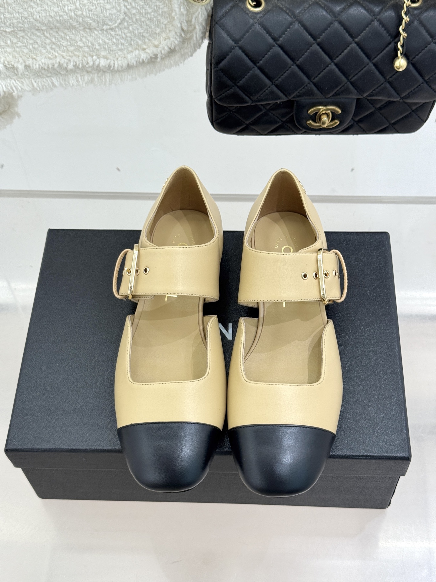 CHANE*｜小香 26P拼色皮带扣平底玛丽珍鞋小香26P早春焕新经典玛丽珍拼色设计碰撞出法式巧思利落高