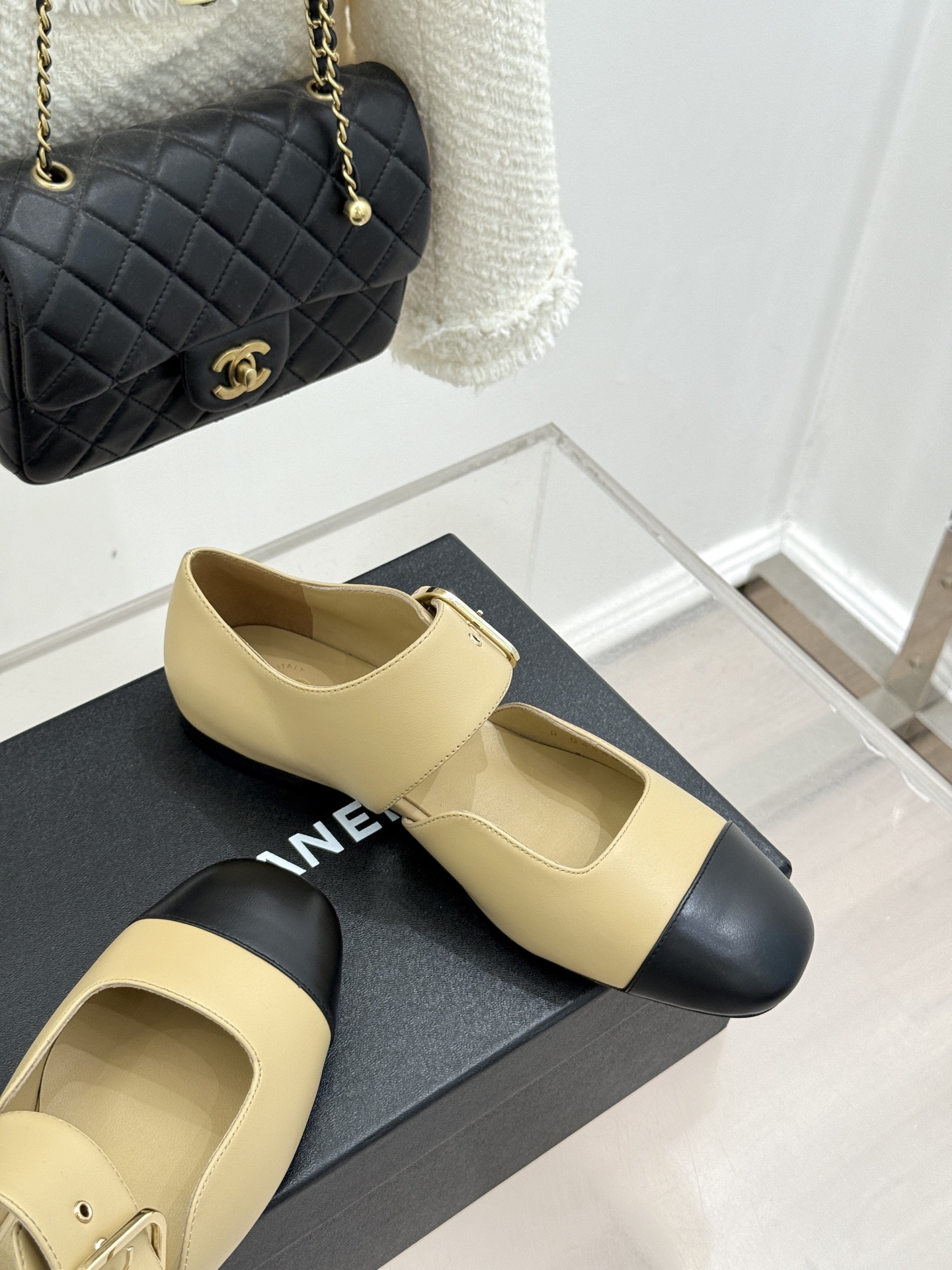 CHANE*｜小香 26P拼色皮带扣平底玛丽珍鞋小香26P早春焕新经典玛丽珍拼色设计碰撞出法式巧思利落高