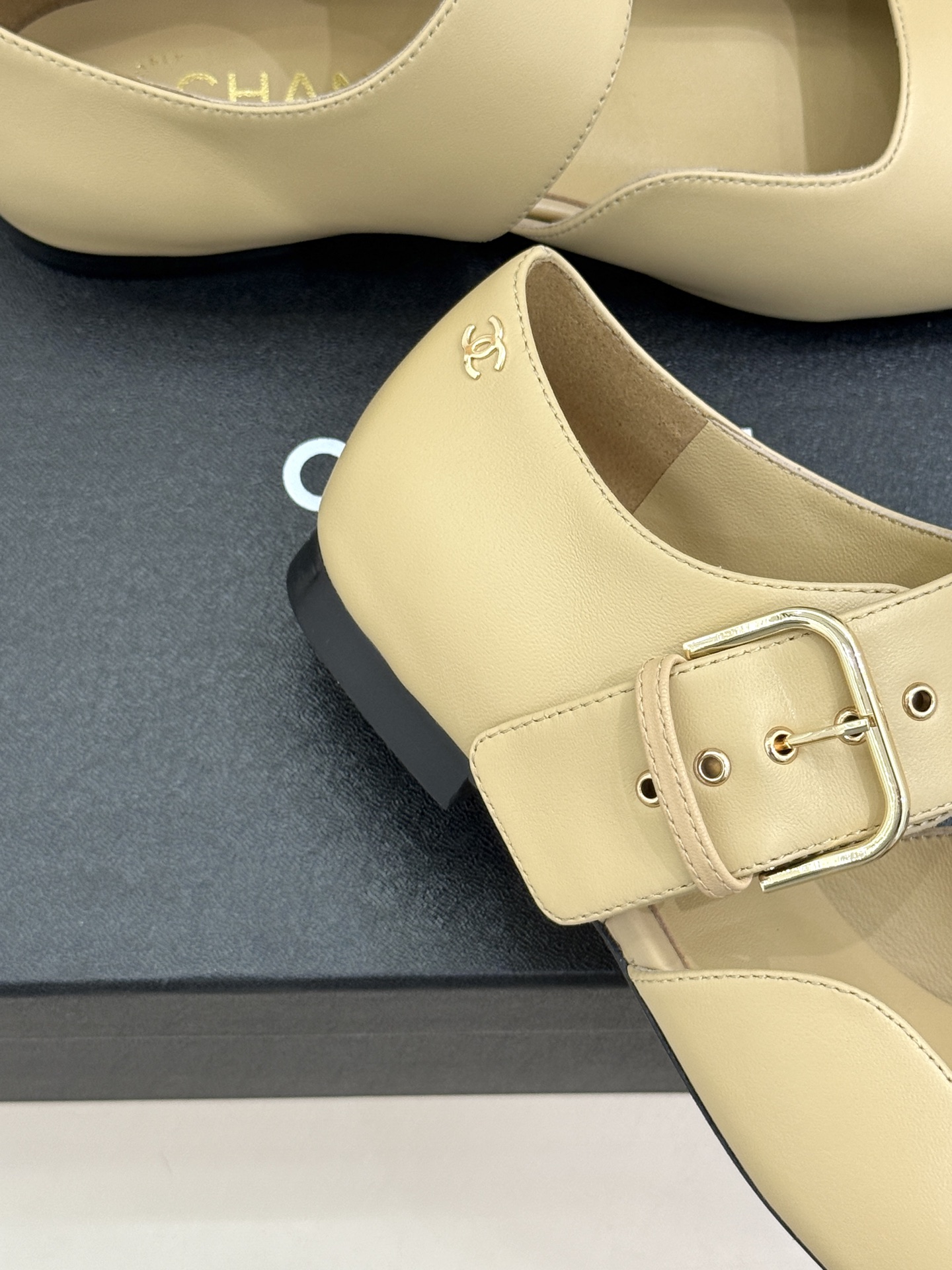 CHANE*｜小香 26P拼色皮带扣平底玛丽珍鞋小香26P早春焕新经典玛丽珍拼色设计碰撞出法式巧思利落高