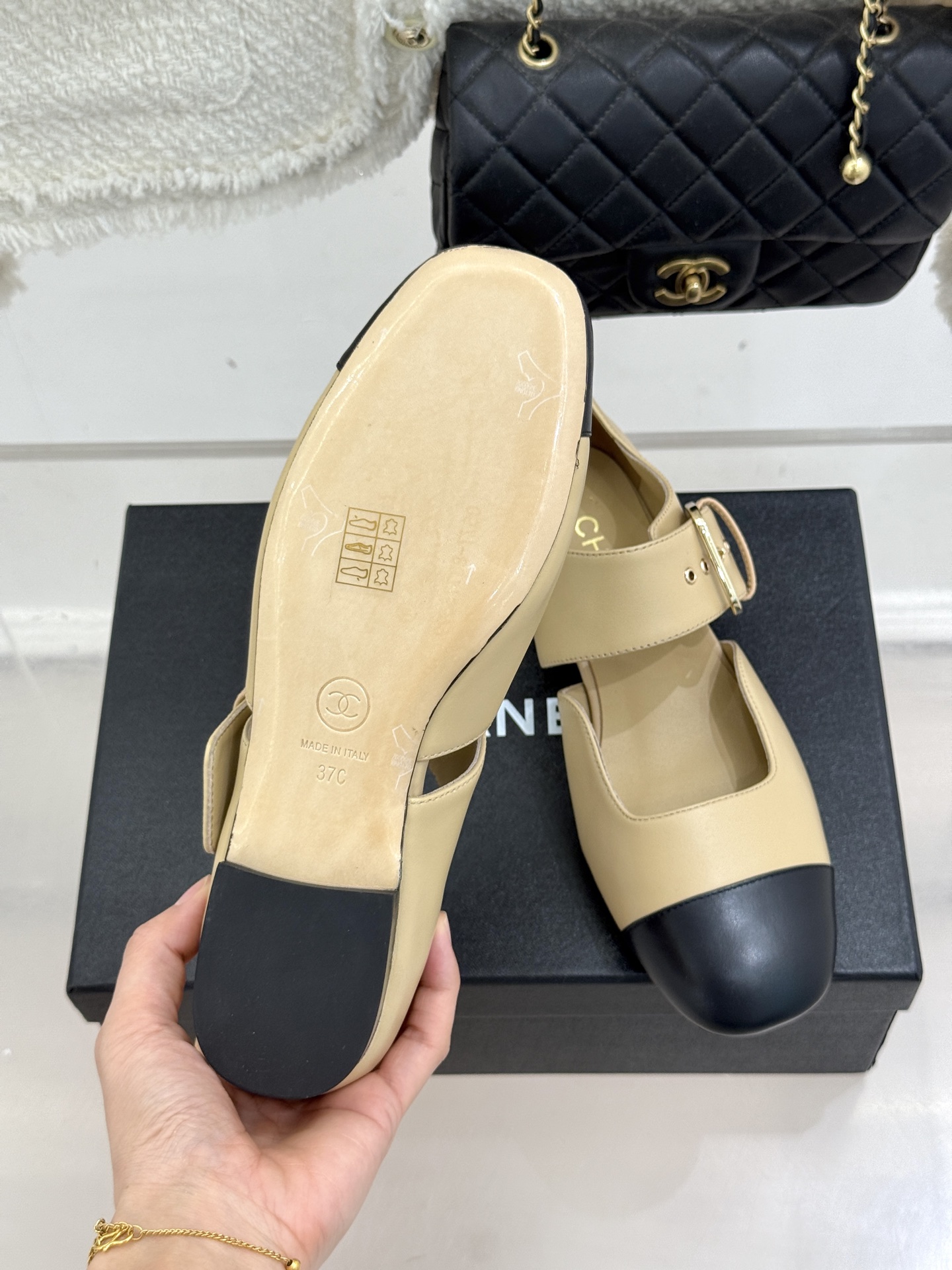 CHANE*｜小香 26P拼色皮带扣平底玛丽珍鞋小香26P早春焕新经典玛丽珍拼色设计碰撞出法式巧思利落高