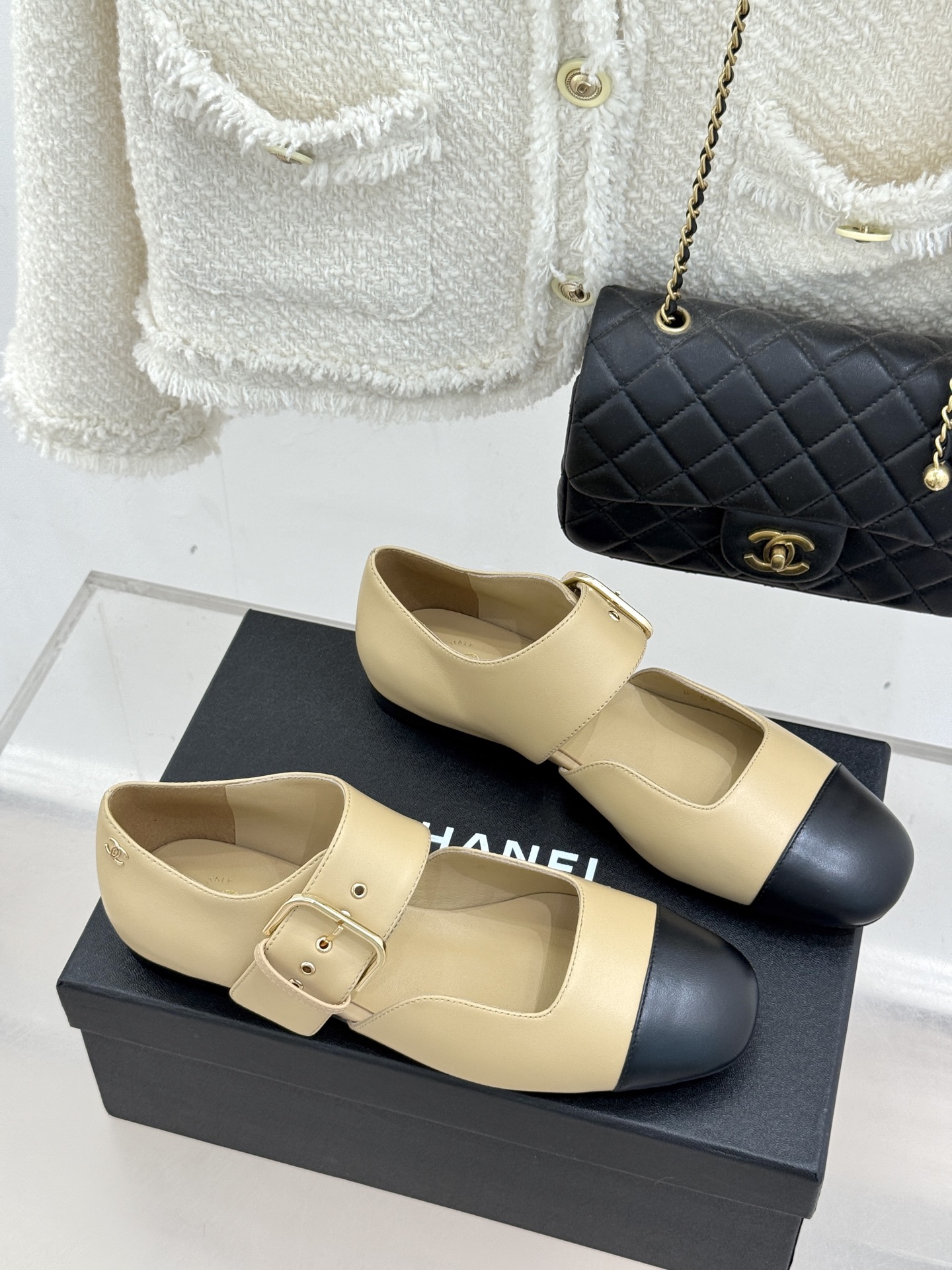 CHANE*｜小香 26P拼色皮带扣平底玛丽珍鞋小香26P早春焕新经典玛丽珍拼色设计碰撞出法式巧思利落高