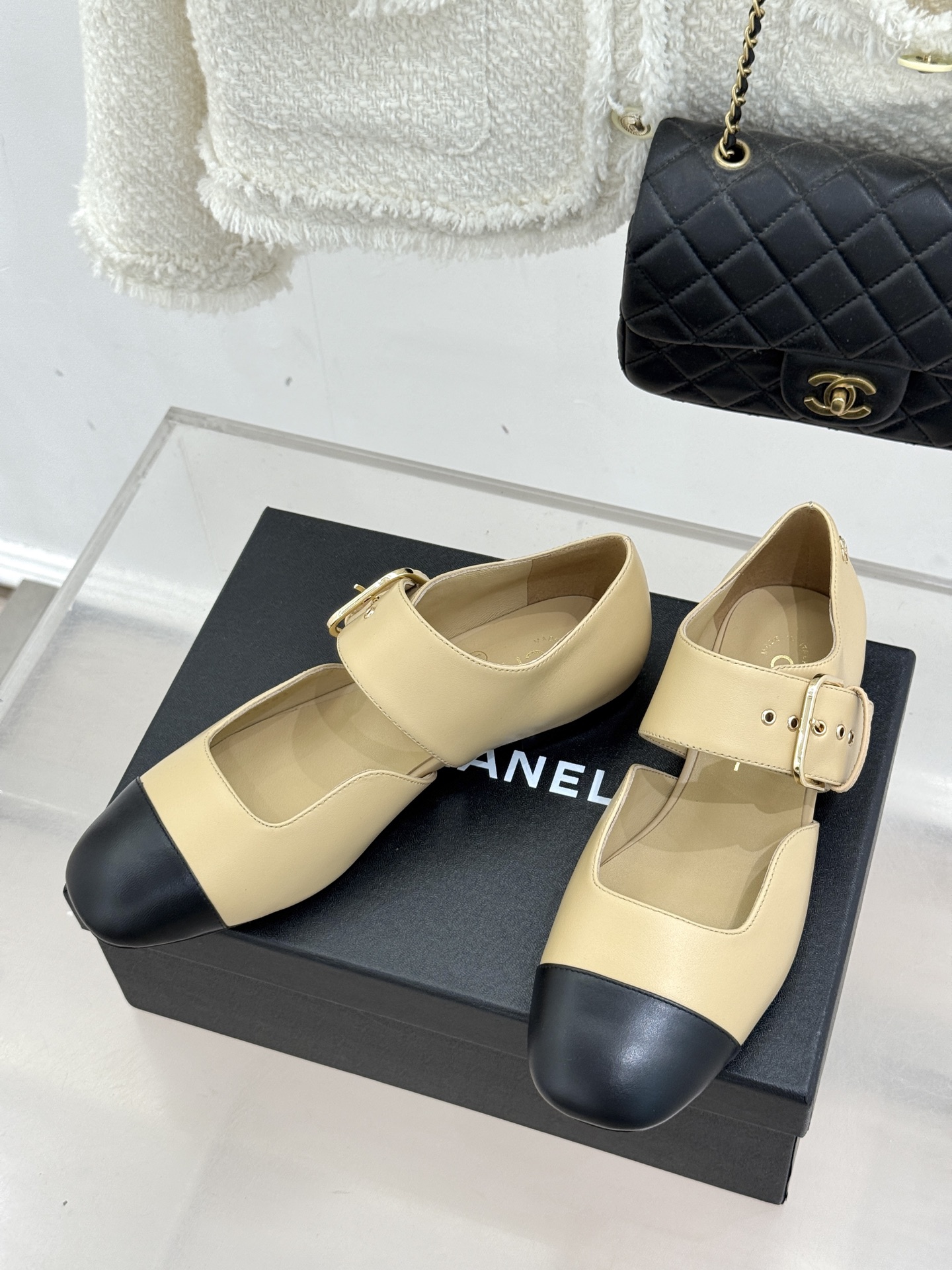 CHANE*｜小香 26P拼色皮带扣平底玛丽珍鞋小香26P早春焕新经典玛丽珍拼色设计碰撞出法式巧思利落高