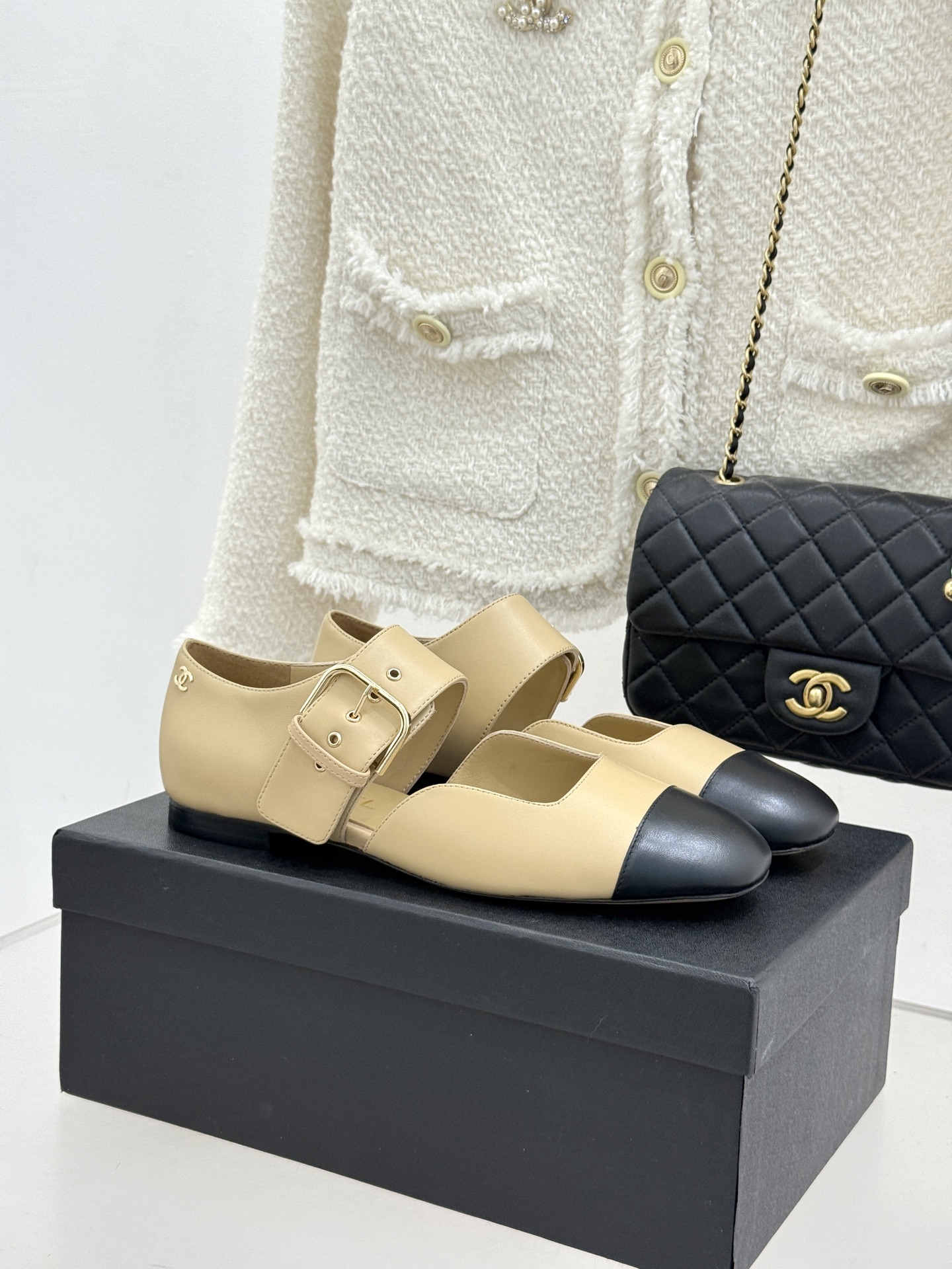 CHANE*｜小香 26P拼色皮带扣平底玛丽珍鞋小香26P早春焕新经典玛丽珍拼色设计碰撞出法式巧思利落高