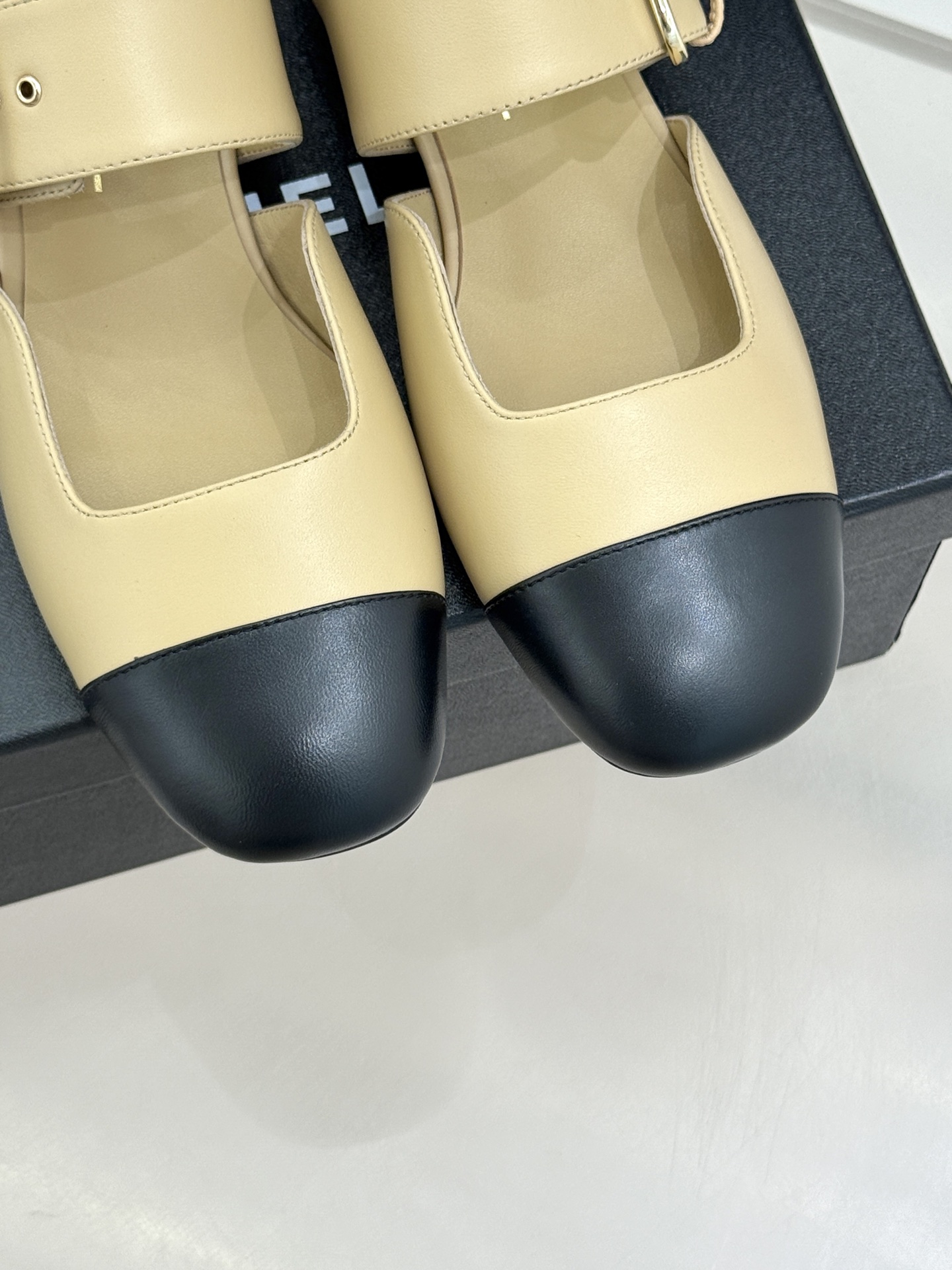 CHANE*｜小香 26P拼色皮带扣平底玛丽珍鞋小香26P早春焕新经典玛丽珍拼色设计碰撞出法式巧思利落高