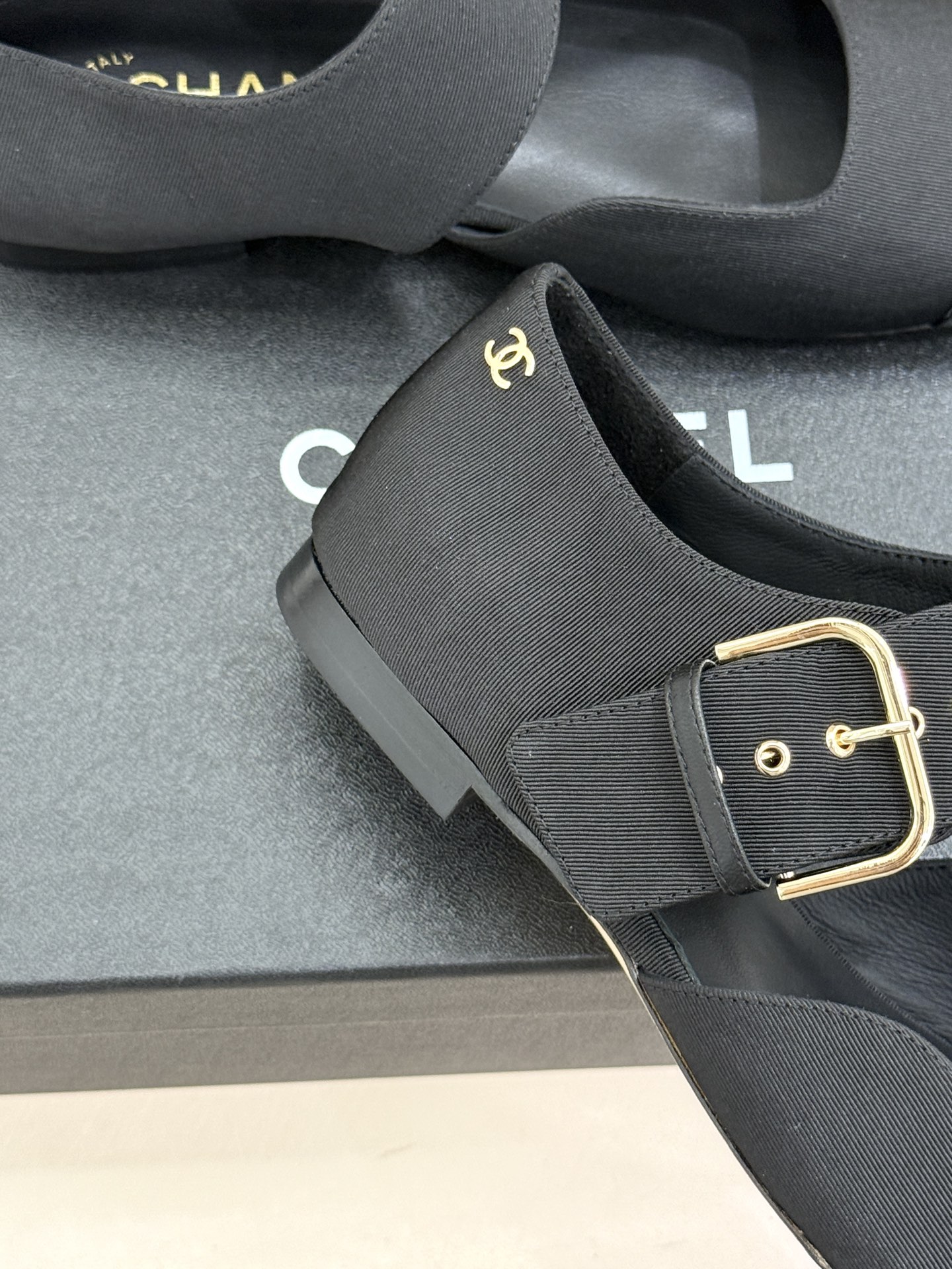 CHANE*｜小香 26P拼色皮带扣平底玛丽珍鞋小香26P早春焕新经典玛丽珍拼色设计碰撞出法式巧思利落高