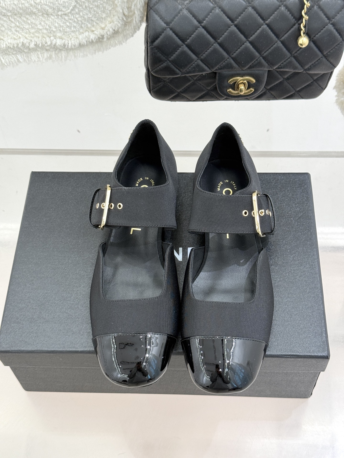 CHANE*｜小香 26P拼色皮带扣平底玛丽珍鞋小香26P早春焕新经典玛丽珍拼色设计碰撞出法式巧思利落高