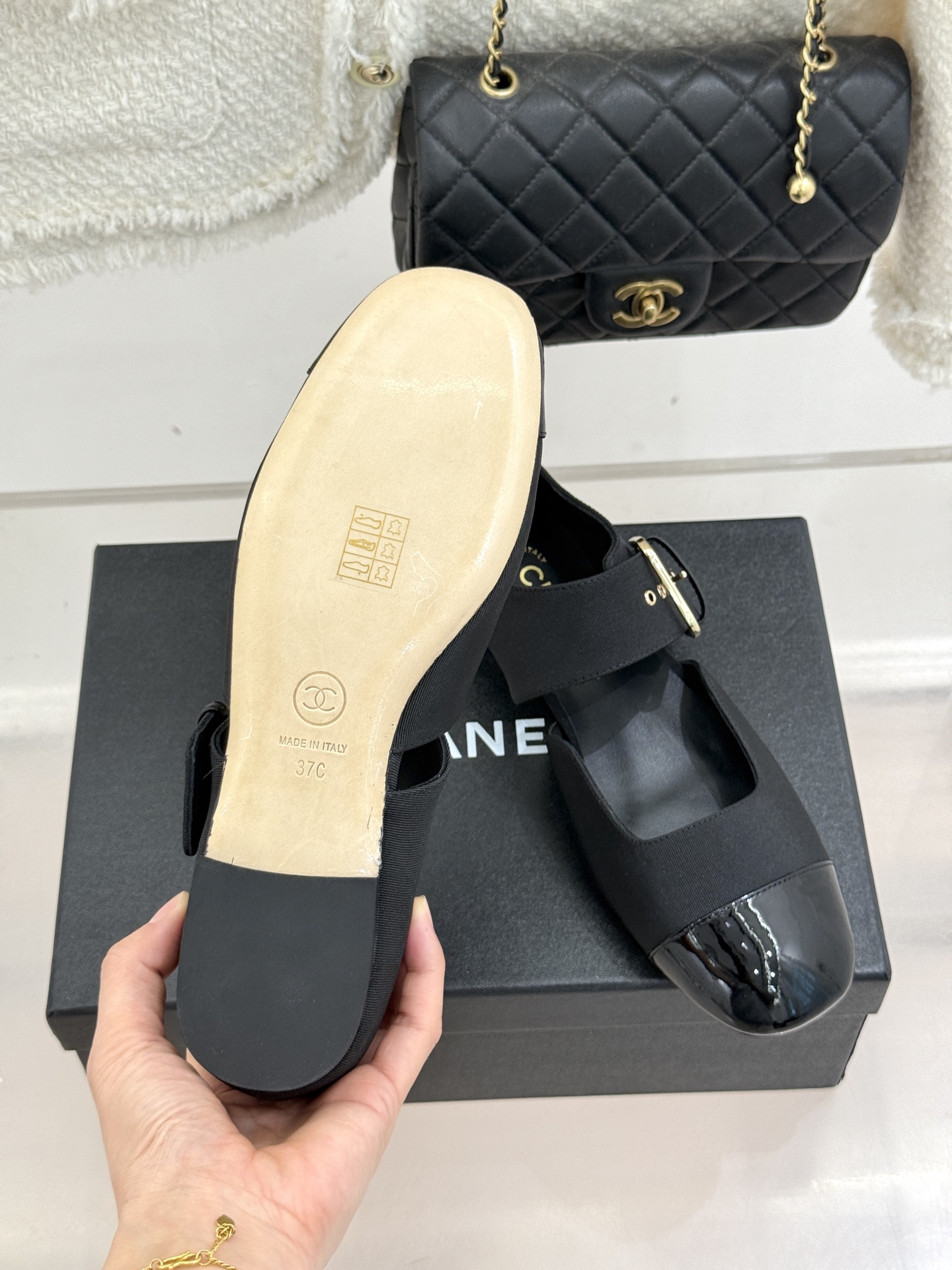 CHANE*｜小香 26P拼色皮带扣平底玛丽珍鞋小香26P早春焕新经典玛丽珍拼色设计碰撞出法式巧思利落高