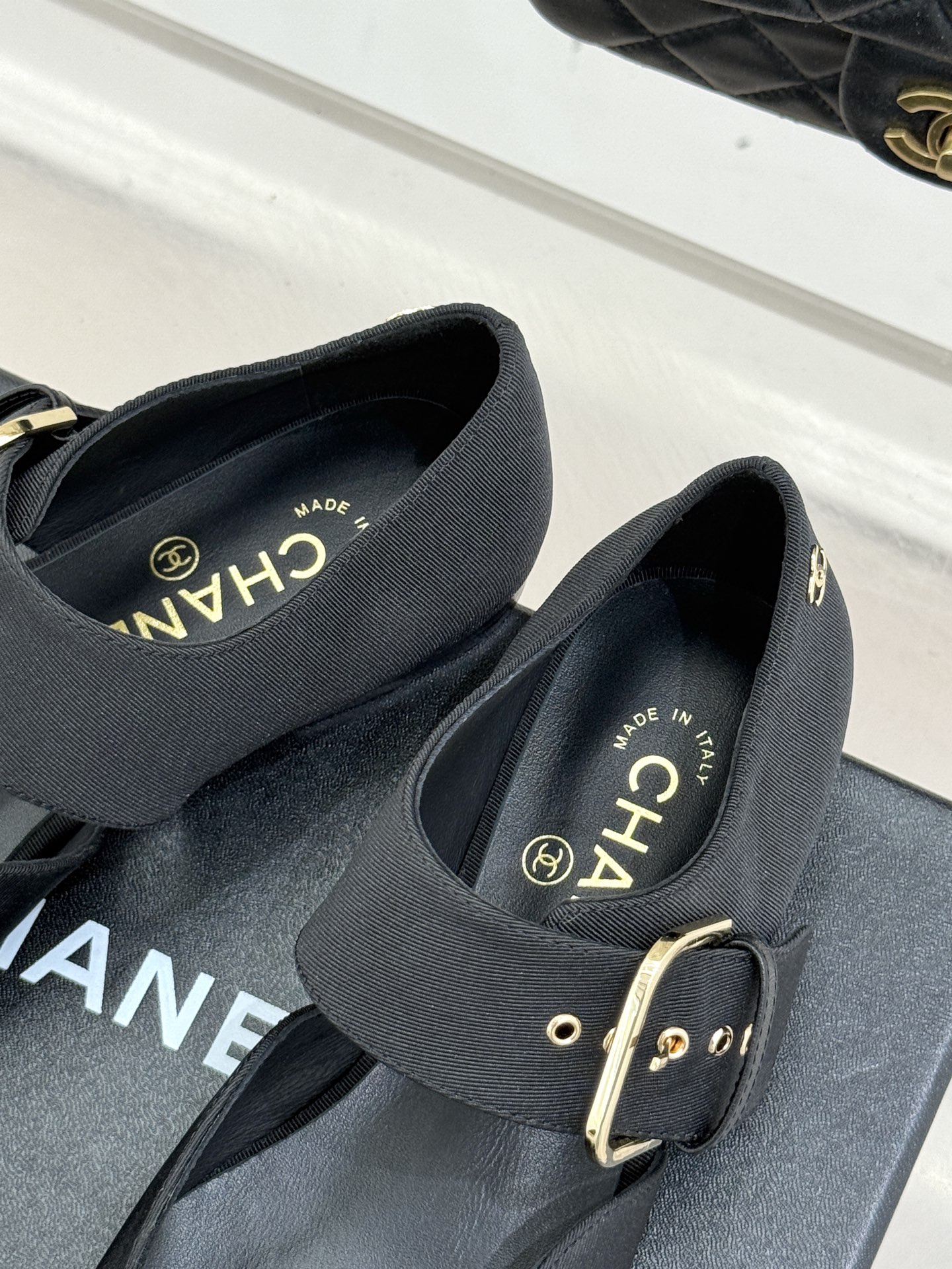 CHANE*｜小香 26P拼色皮带扣平底玛丽珍鞋小香26P早春焕新经典玛丽珍拼色设计碰撞出法式巧思利落高