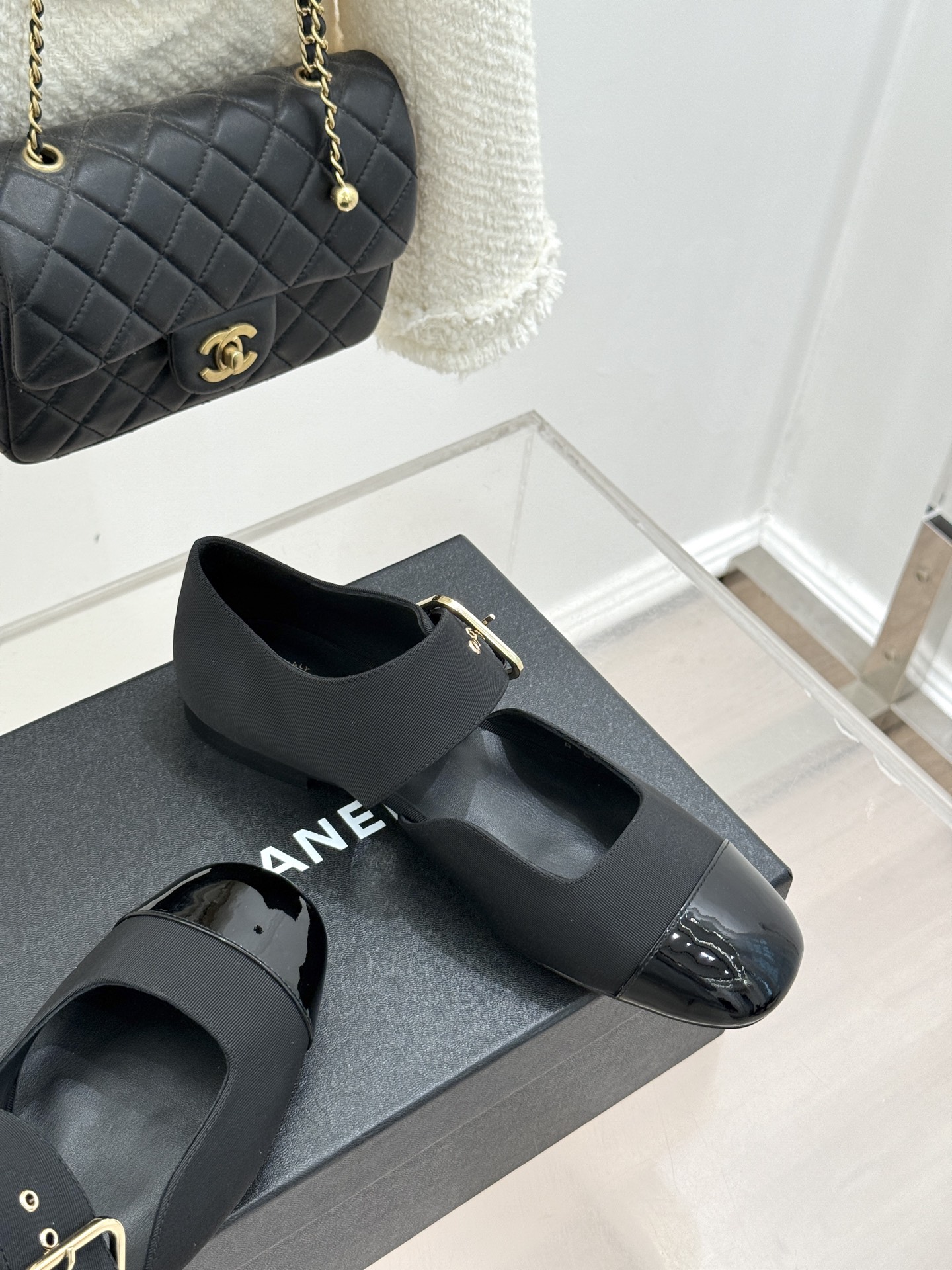 CHANE*｜小香 26P拼色皮带扣平底玛丽珍鞋小香26P早春焕新经典玛丽珍拼色设计碰撞出法式巧思利落高