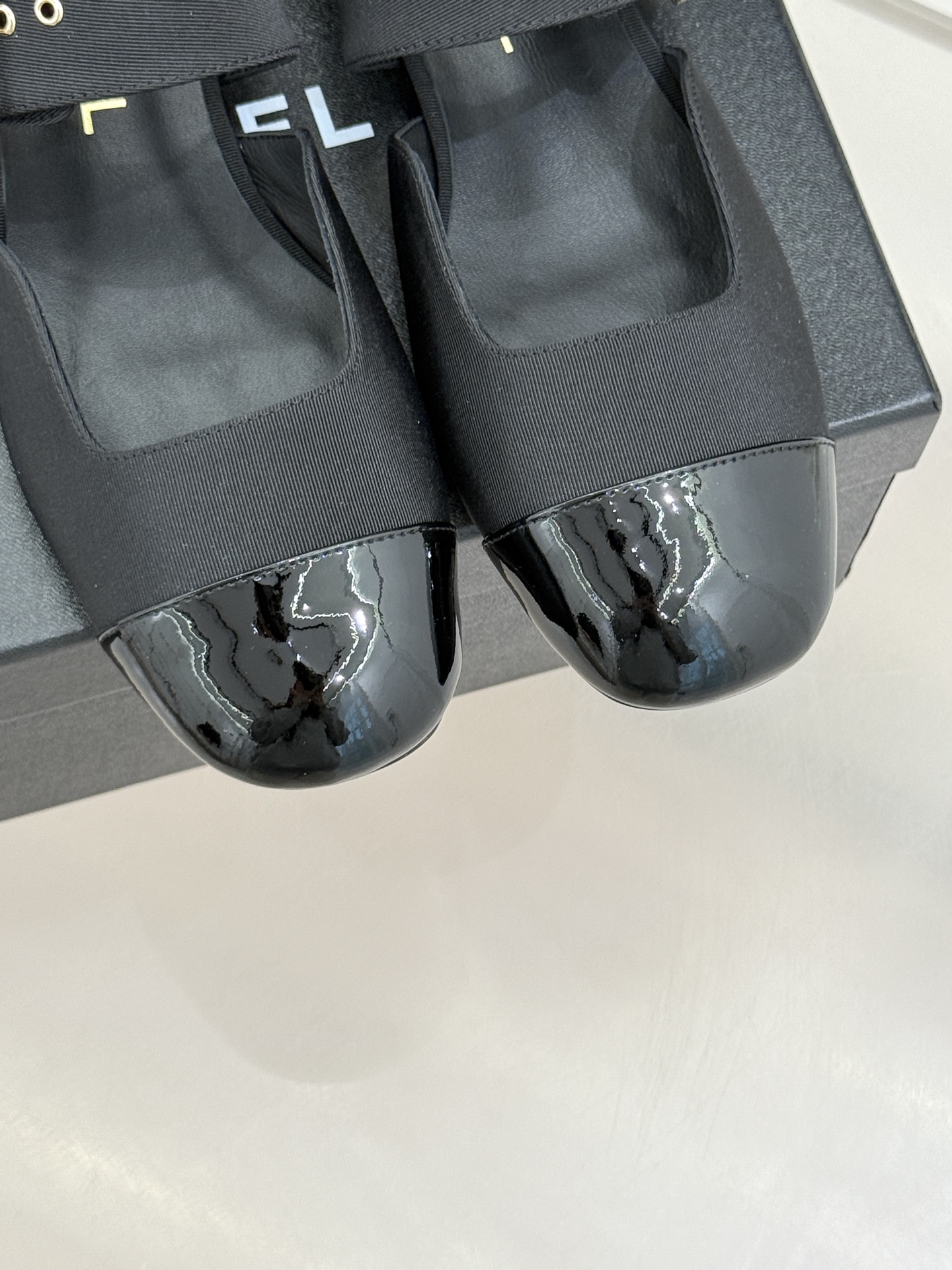 CHANE*｜小香 26P拼色皮带扣平底玛丽珍鞋小香26P早春焕新经典玛丽珍拼色设计碰撞出法式巧思利落高