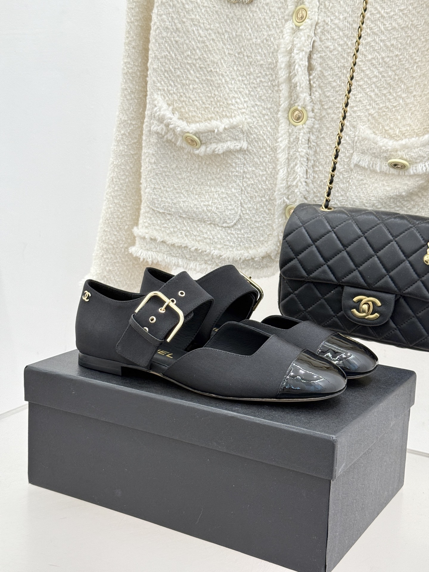 NO:726371,CHANE*｜Xiaoxiang 26P color-blocked belt buckle flat Mary Jane shoes Xiaoxiang 26P renews the classic Mary Jane in early spring. The color-blocked design collides with French ingenuity and is neat and high-end. It has a movie-like feel. The iconic belt buckle hides the double C dark pattern. The metallic luster echoes the color-blocked upper and becomes the finishing touch of the whole shoe. High-end and low-key. The flat-soled shoe shape combines relaxation and modification. The round-toe design accommodates the foot shape and elongates the leg line.  Whether paired with a knitted skirt to perform French romance or paired with suit trousers for an intellectual aura, it can be effortlessly refined and become a versatile luxury item that travels through every scene. The fabric is made of original customized lambskin, the lining of the feet is all silk sheepskin, and the Italian imported cowhide outsole size 35-39 (customized 40/41) No. 8452016117, single shoes, chanel, mary jane, flats, skirts, business  suit,cowhide,sheepskin19860909CHANE*｜小香 26P拼色皮带扣 平底玛丽珍鞋 小香26P早春焕新经典玛丽珍 拼色设计碰撞出法式巧思 利落高级 自带电影画面感. 标志性皮带扣暗藏双C暗纹 金属光泽与拼色鞋面呼应 成为整鞋的点睛之笔 高级又低调 平底鞋型兼顾松弛感与修饰力 圆头设计包容脚型 拉长腿部线条. 无论是搭配针织裙演绎法式浪漫 还是与西装裤碰撞知性气场 都能轻松拿捏不费力的精致 成为穿越场景的百搭奢品. 面料采用原版定制小羊皮 内里垫脚均为丝绸羊皮 意大利进口牛皮大底 size35-39（40/41定制） 编号8452016117,单鞋,chanel,mary jane,flats,skirts,business suit,cowhide,sheepskin,Women's Shoes