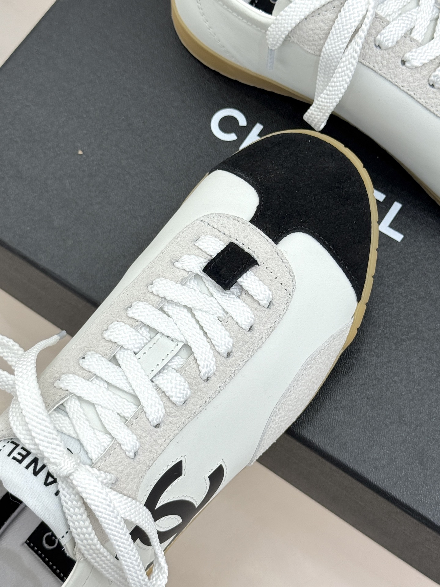 CHANE*｜小香 26P双C休闲运动鞋德训鞋将德训鞋的复古基因注入法式优雅。侧面立体双C Logo暗藏