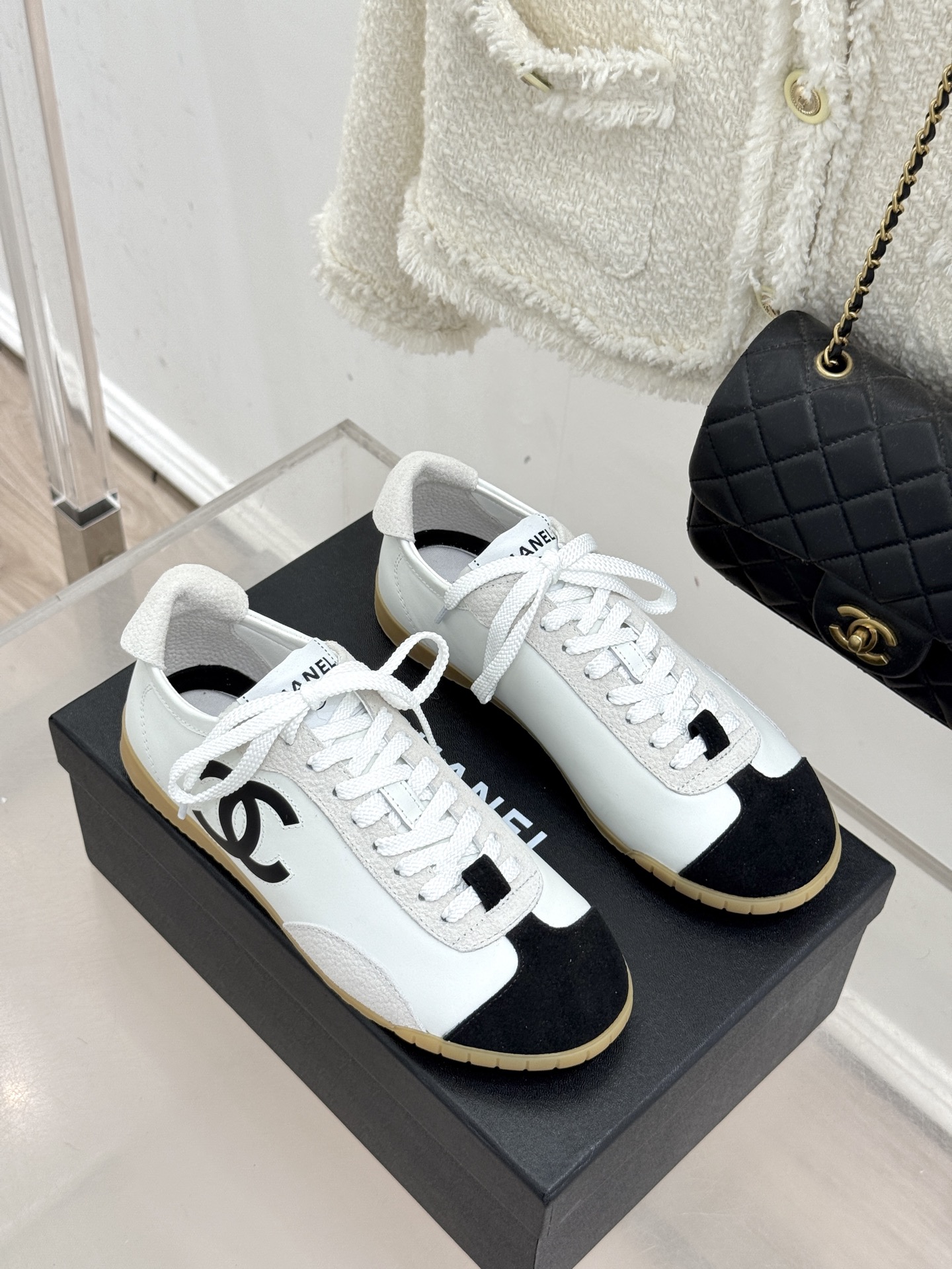 CHANE*｜小香 26P双C休闲运动鞋德训鞋将德训鞋的复古基因注入法式优雅。侧面立体双C Logo暗藏