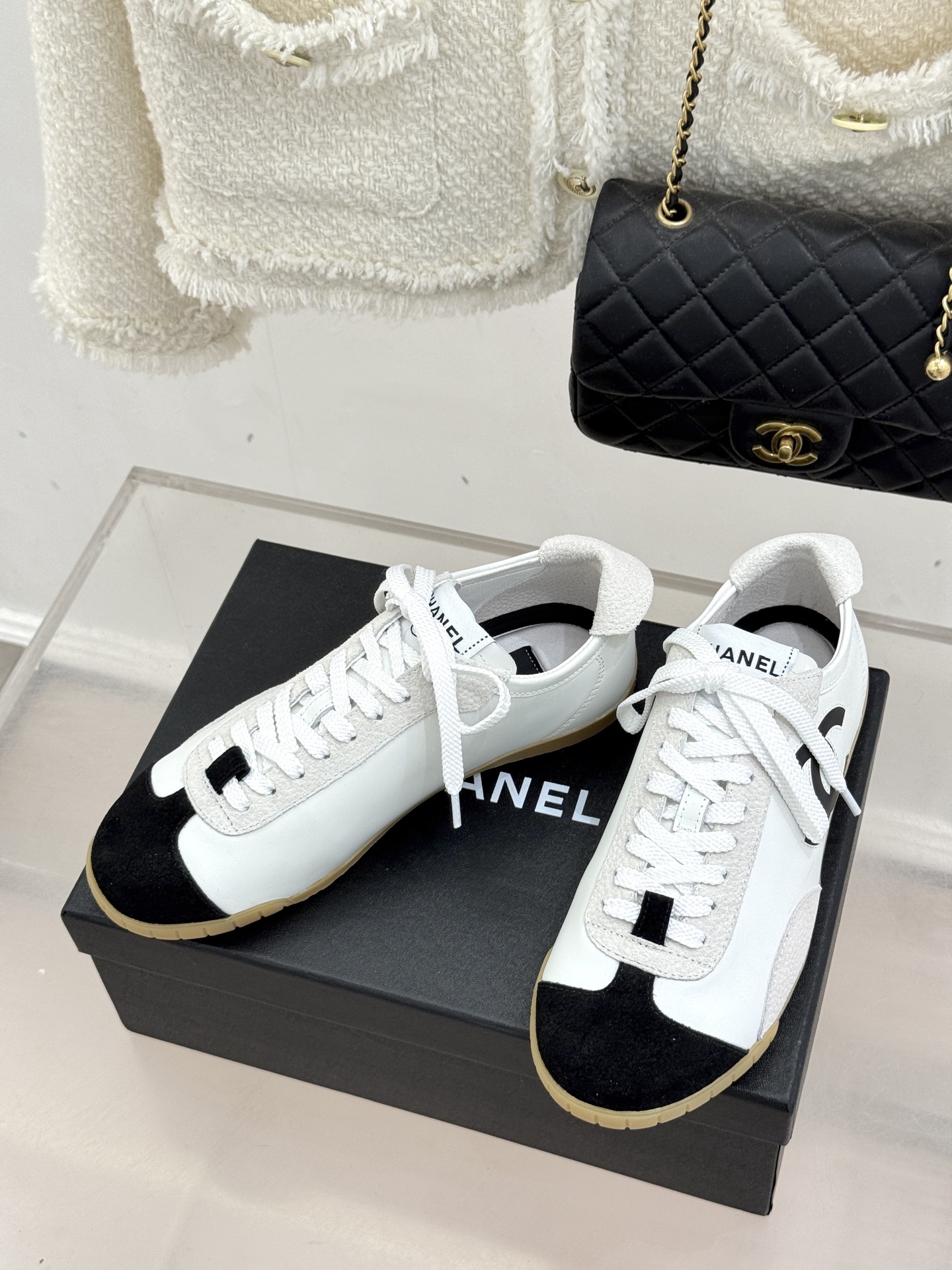 CHANE*｜小香 26P双C休闲运动鞋德训鞋将德训鞋的复古基因注入法式优雅。侧面立体双C Logo暗藏