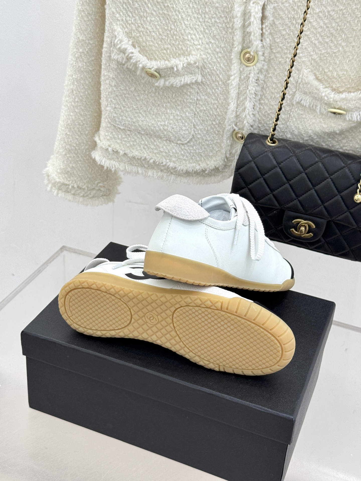 CHANE*｜小香 26P双C休闲运动鞋德训鞋将德训鞋的复古基因注入法式优雅。侧面立体双C Logo暗藏