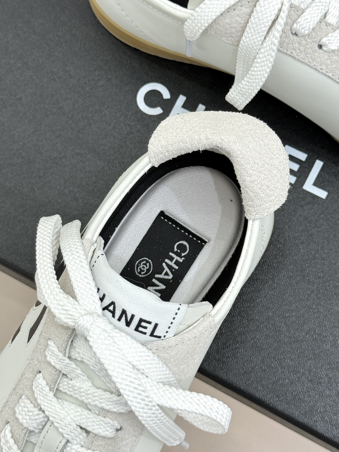 CHANE*｜小香 26P双C休闲运动鞋德训鞋将德训鞋的复古基因注入法式优雅。侧面立体双C Logo暗藏