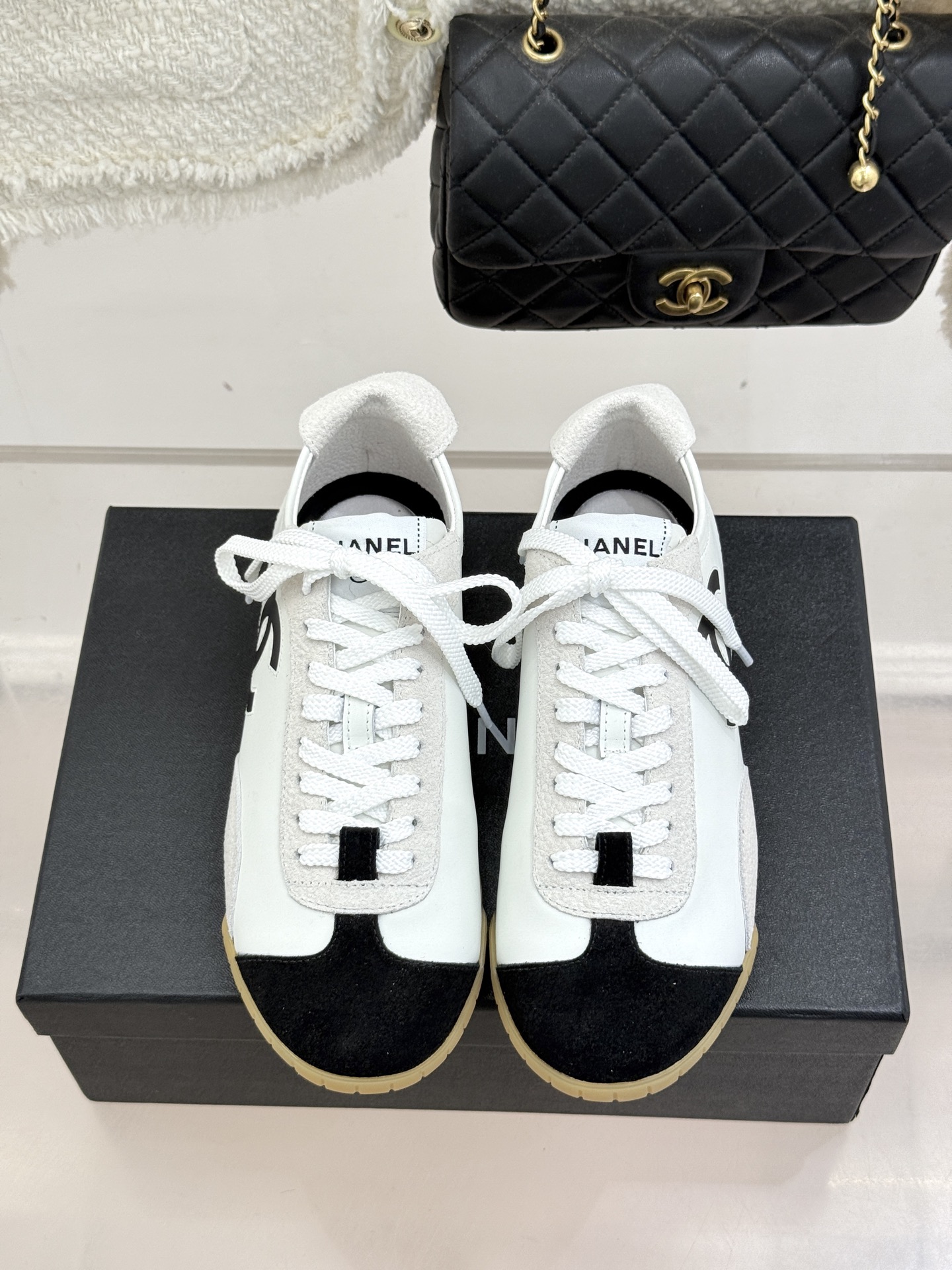 CHANE*｜小香 26P双C休闲运动鞋德训鞋将德训鞋的复古基因注入法式优雅。侧面立体双C Logo暗藏