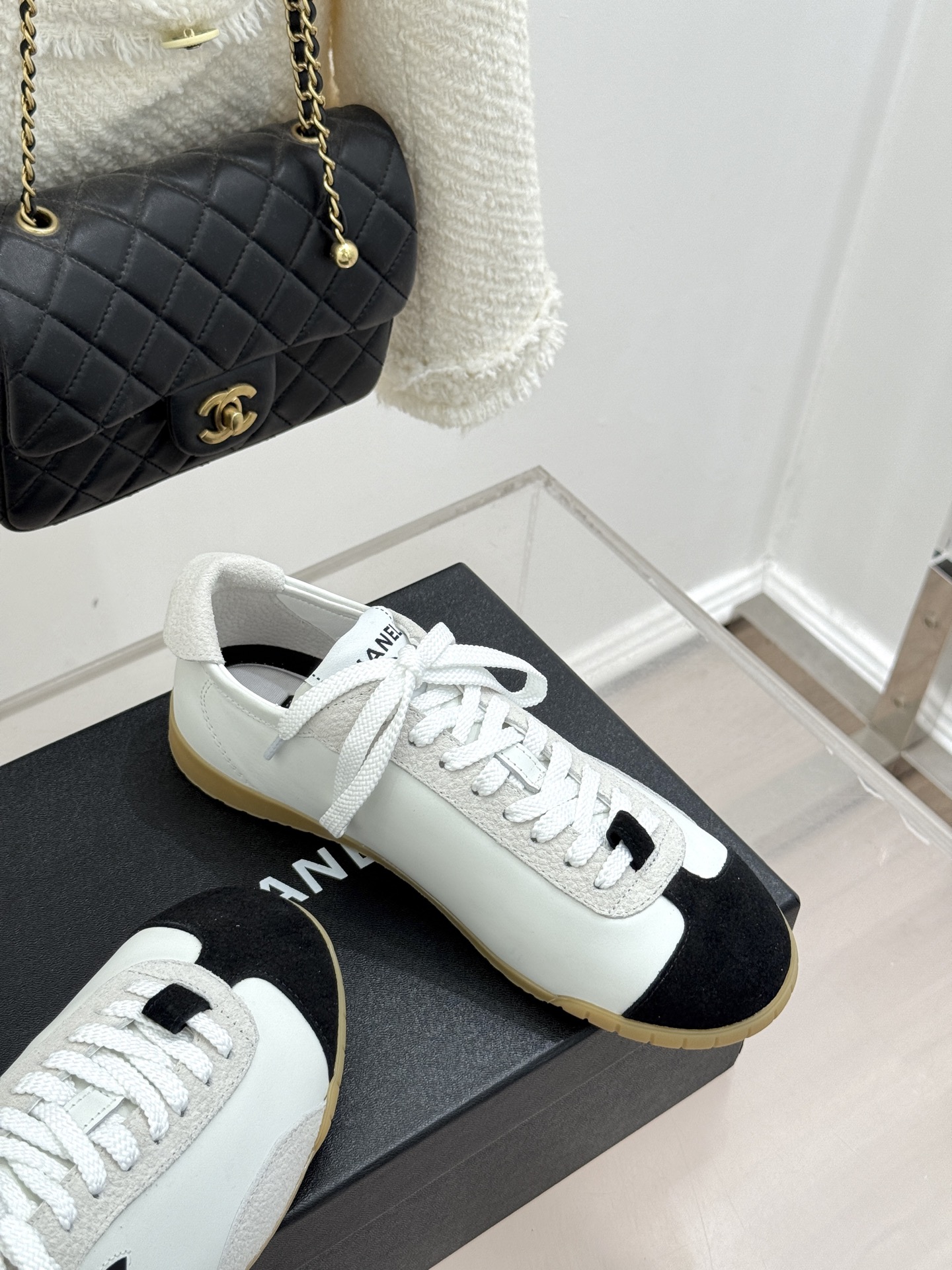 CHANE*｜小香 26P双C休闲运动鞋德训鞋将德训鞋的复古基因注入法式优雅。侧面立体双C Logo暗藏