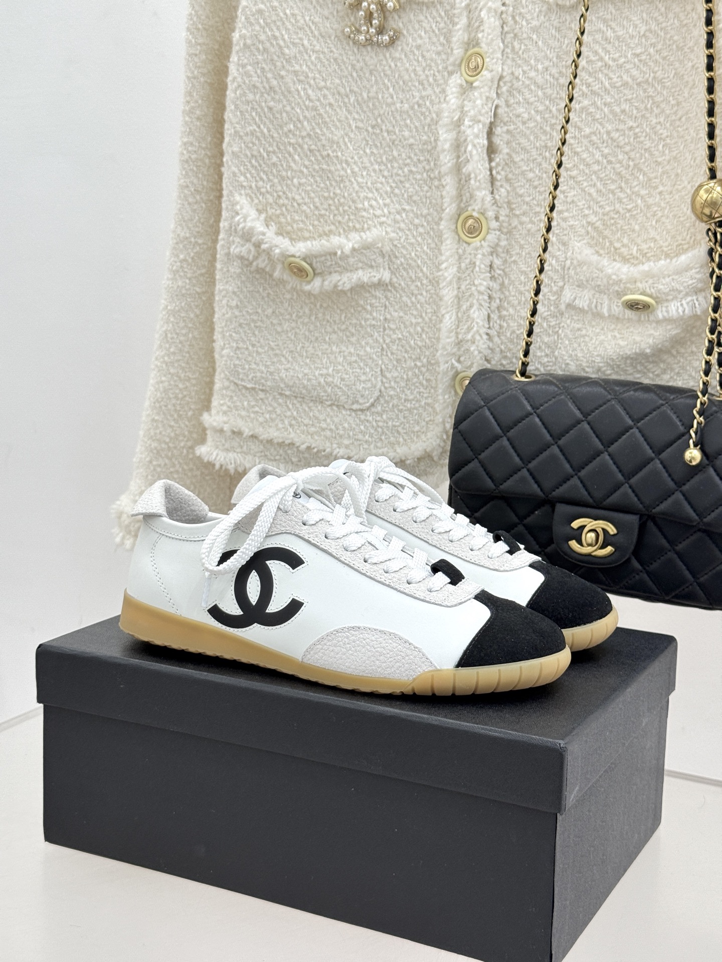 CHANE*｜小香 26P双C休闲运动鞋德训鞋将德训鞋的复古基因注入法式优雅。侧面立体双C Logo暗藏