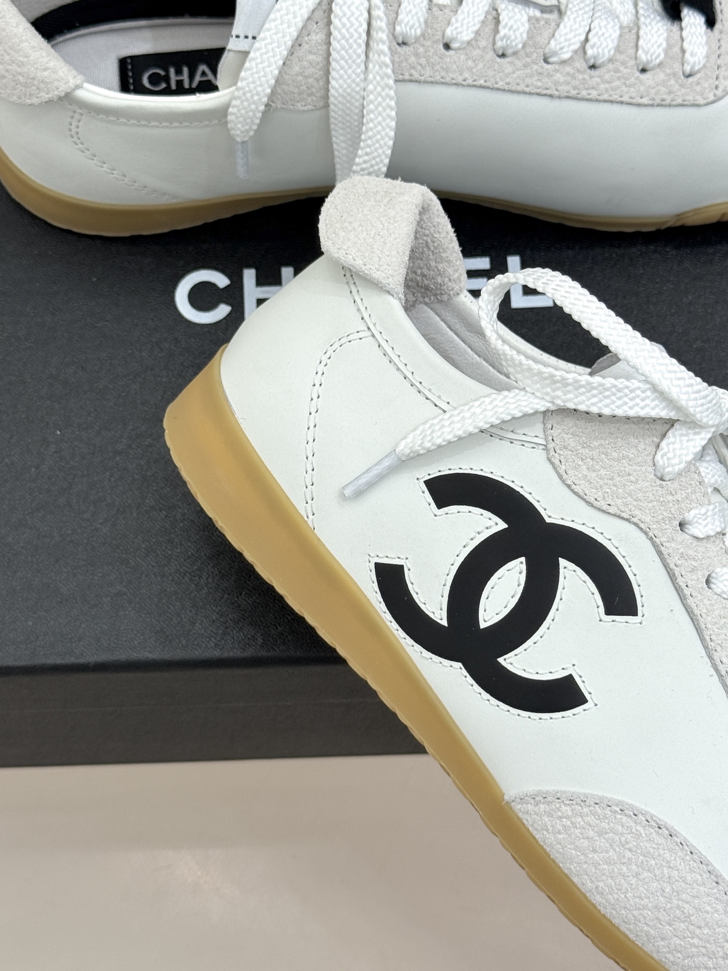 CHANE*｜小香 26P双C休闲运动鞋德训鞋将德训鞋的复古基因注入法式优雅。侧面立体双C Logo暗藏