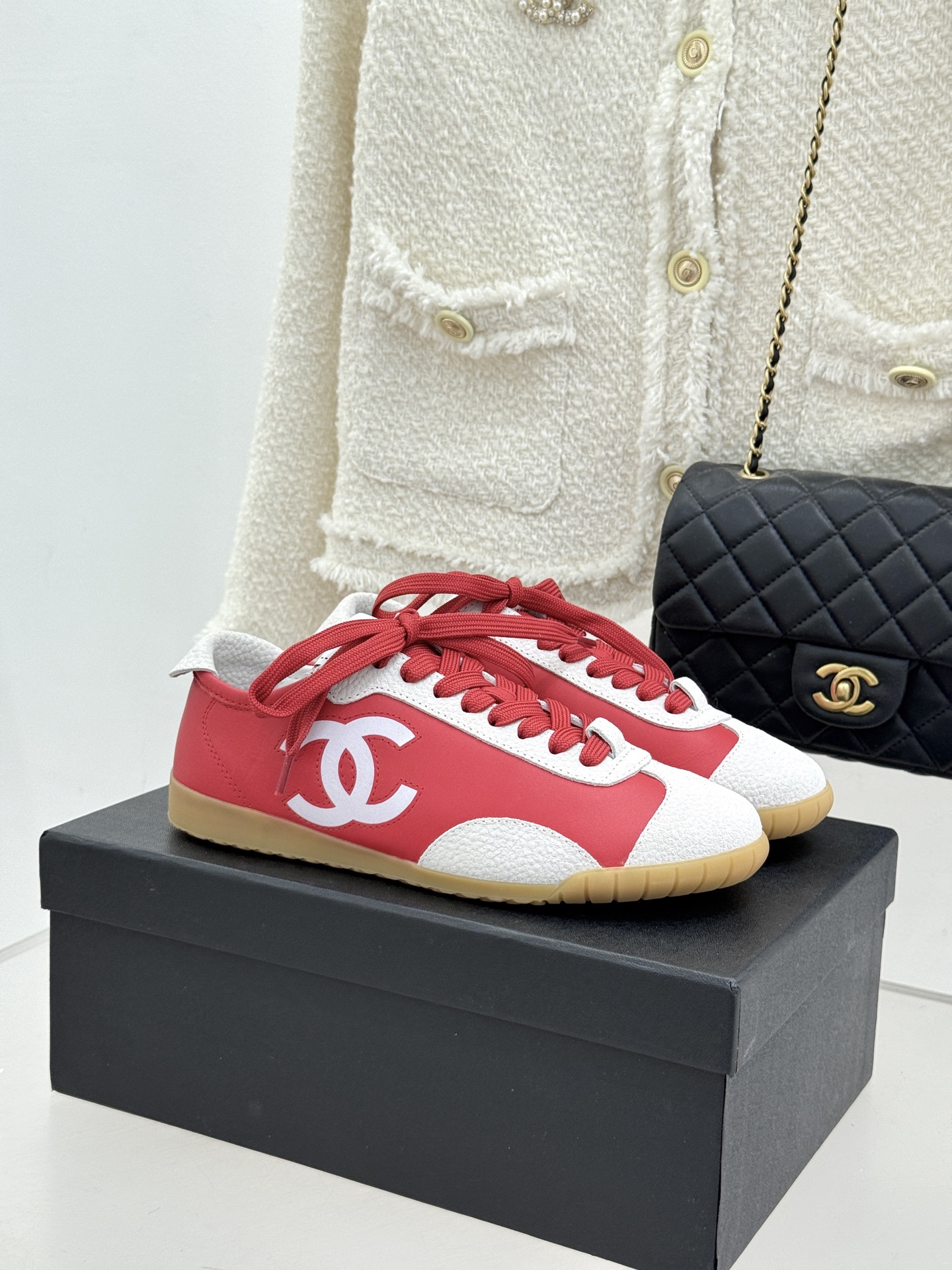 CHANE*｜小香 26P双C休闲运动鞋德训鞋将德训鞋的复古基因注入法式优雅。侧面立体双C Logo暗藏