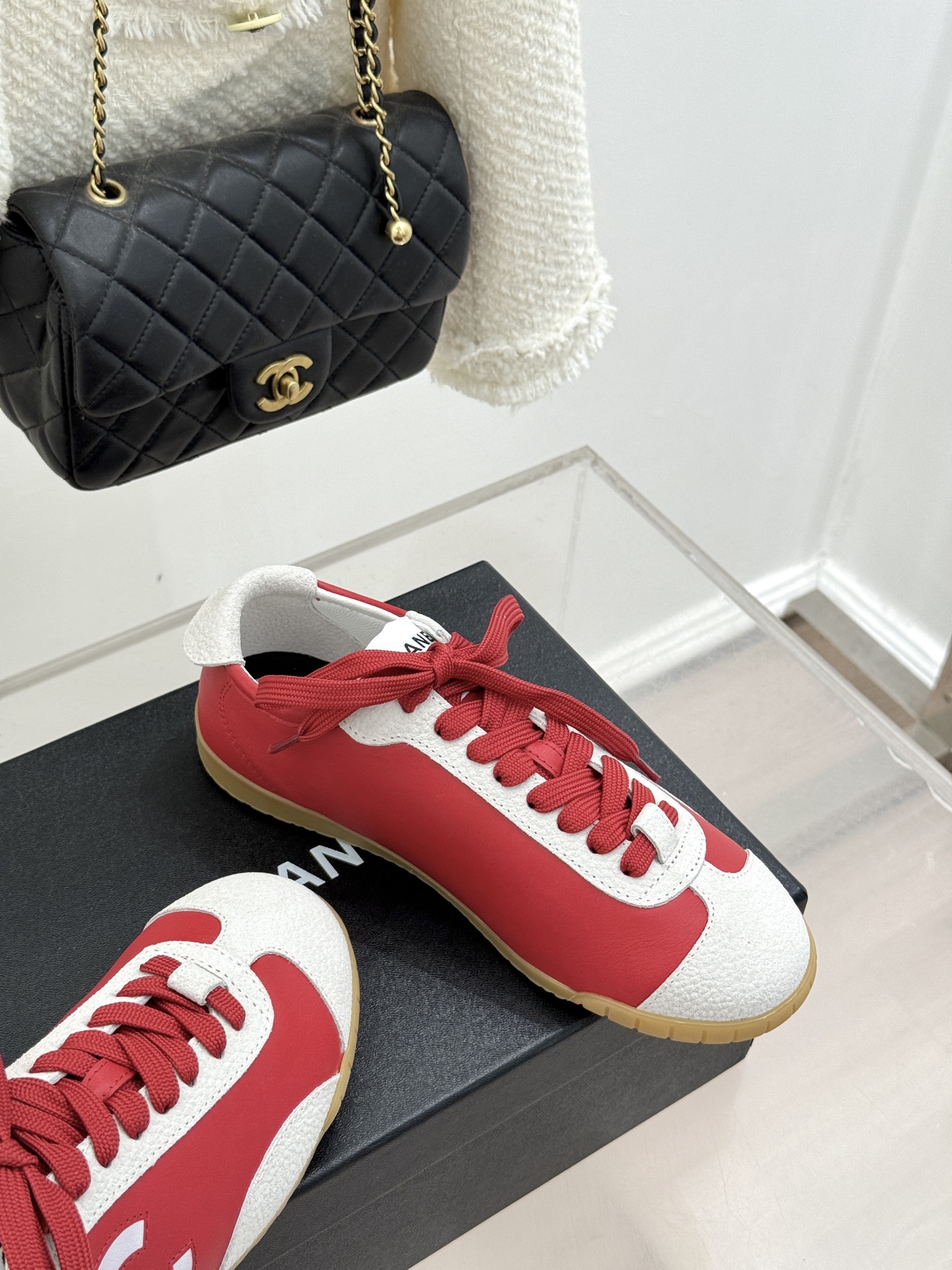 CHANE*｜小香 26P双C休闲运动鞋德训鞋将德训鞋的复古基因注入法式优雅。侧面立体双C Logo暗藏