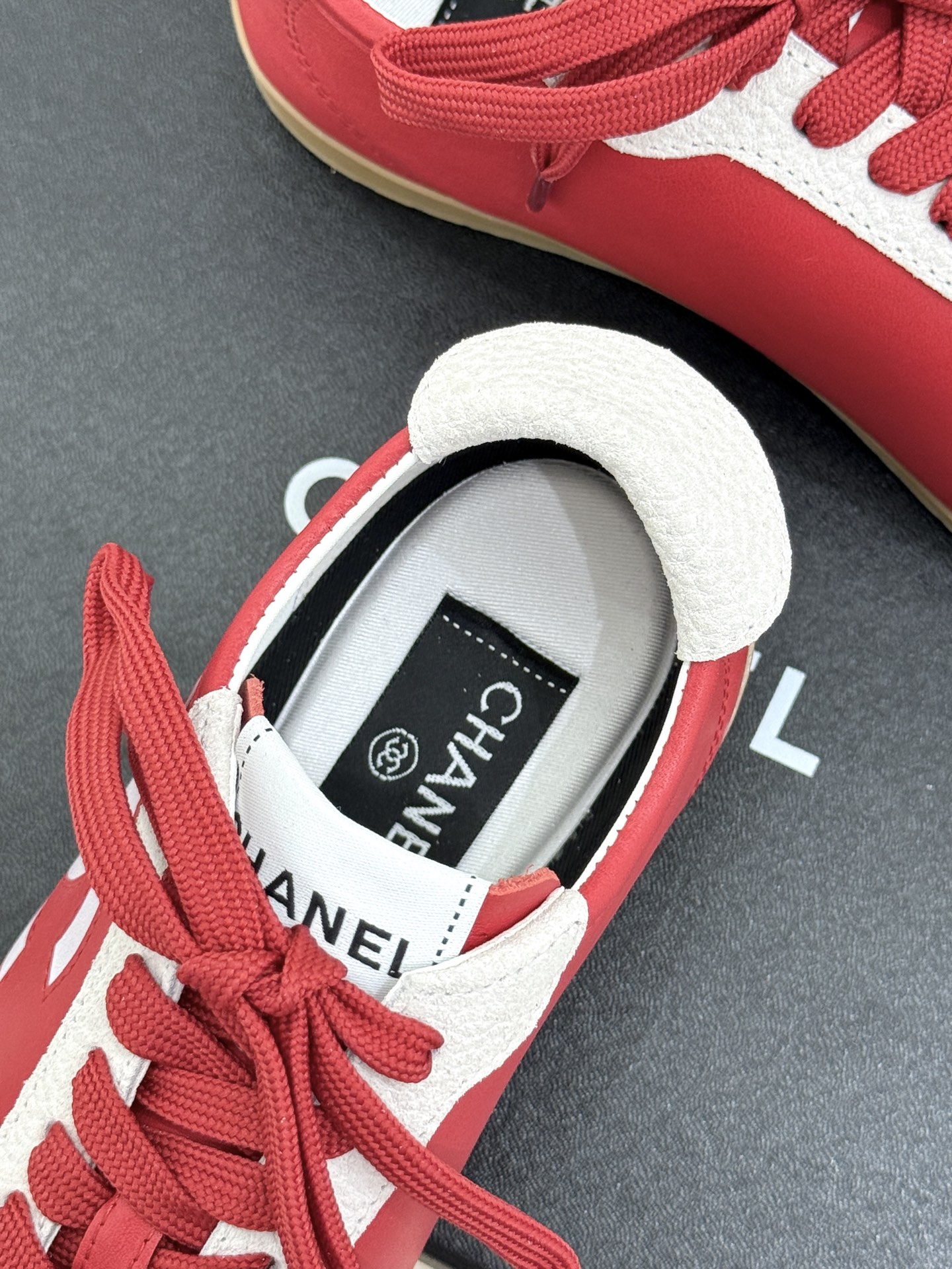 CHANE*｜小香 26P双C休闲运动鞋德训鞋将德训鞋的复古基因注入法式优雅。侧面立体双C Logo暗藏