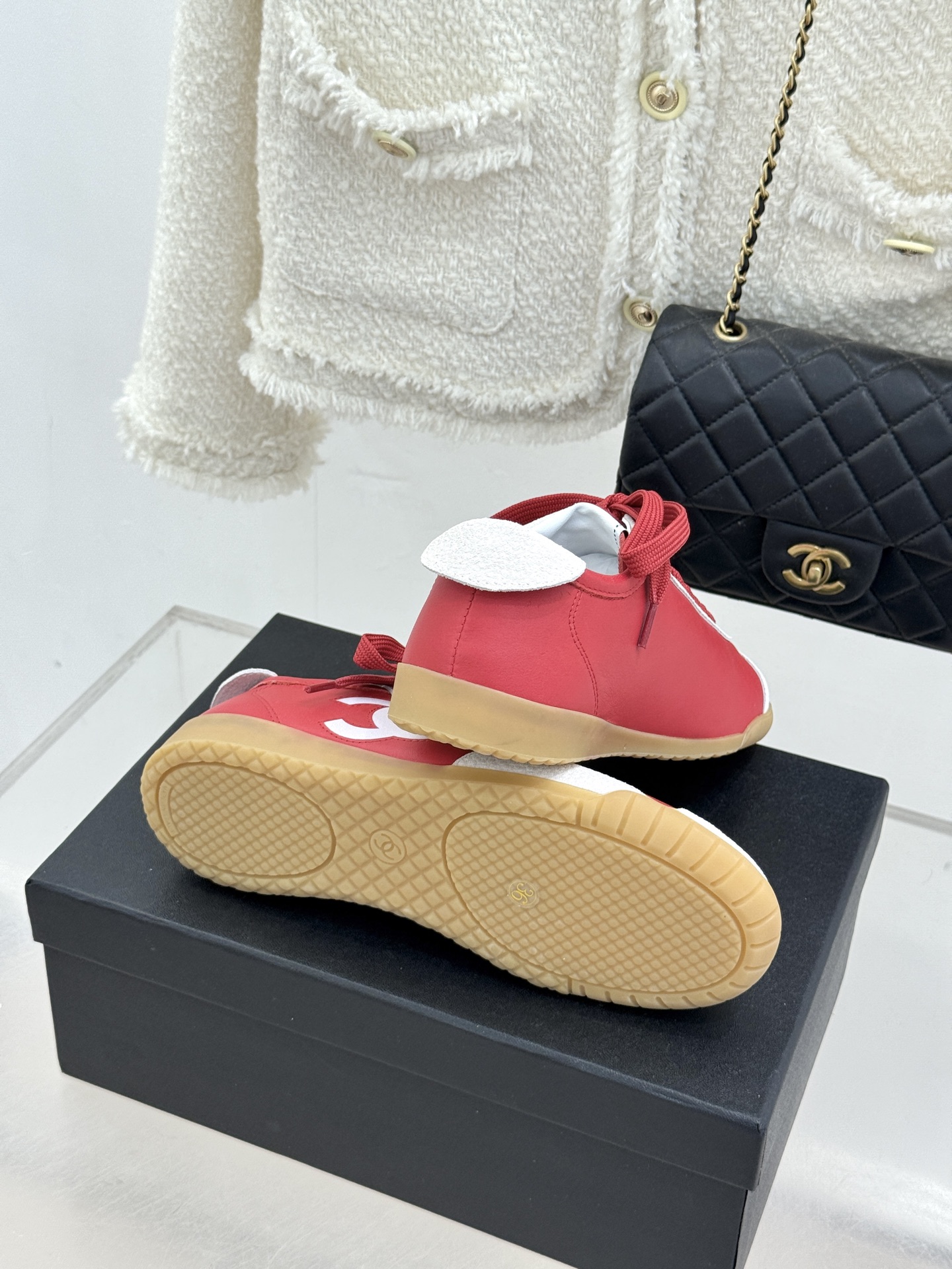 CHANE*｜小香 26P双C休闲运动鞋德训鞋将德训鞋的复古基因注入法式优雅。侧面立体双C Logo暗藏